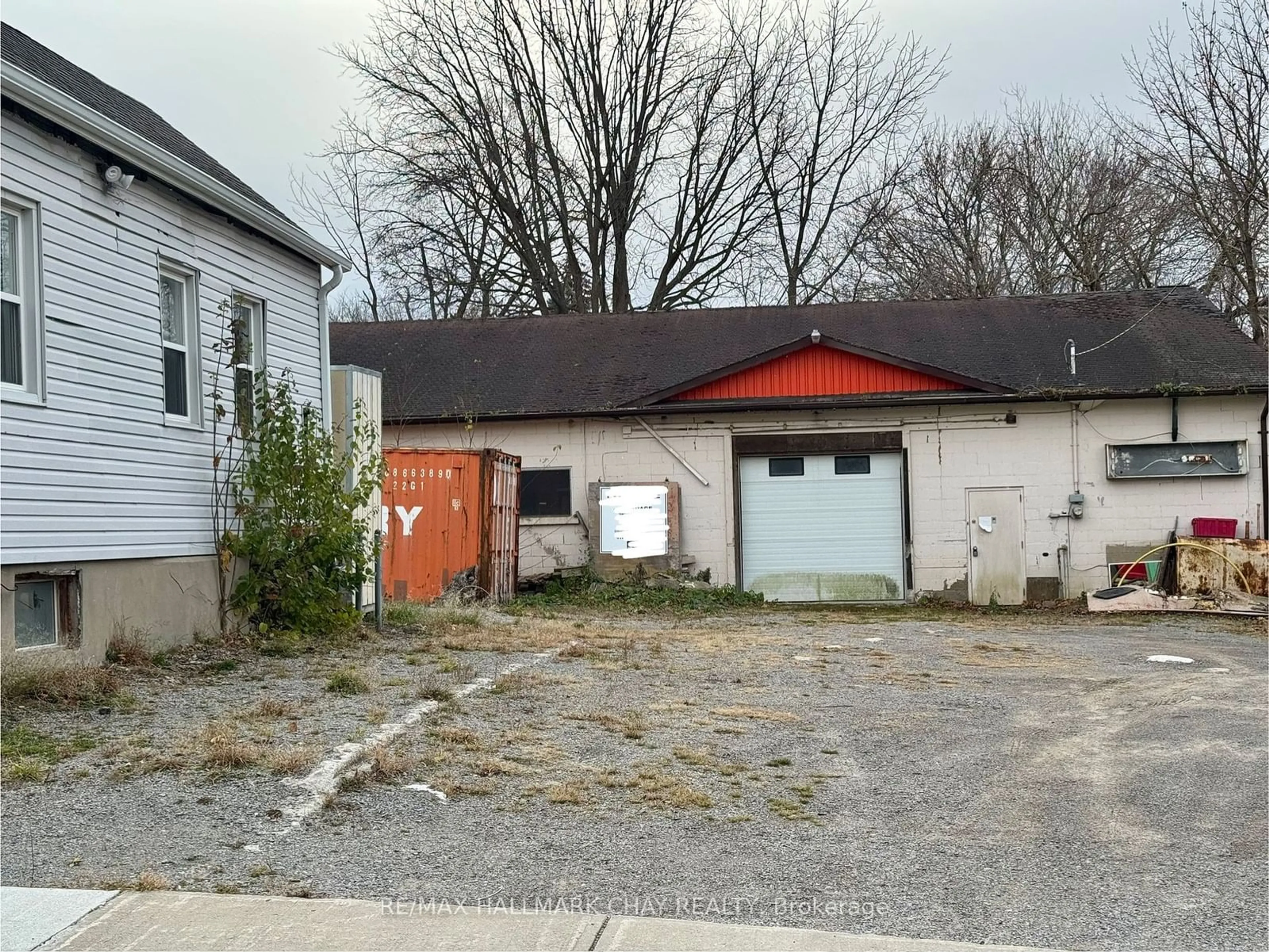 Frontside or backside of a home, the front or back of building for 33 Hall St, Oshawa Ontario L1H 2Y7