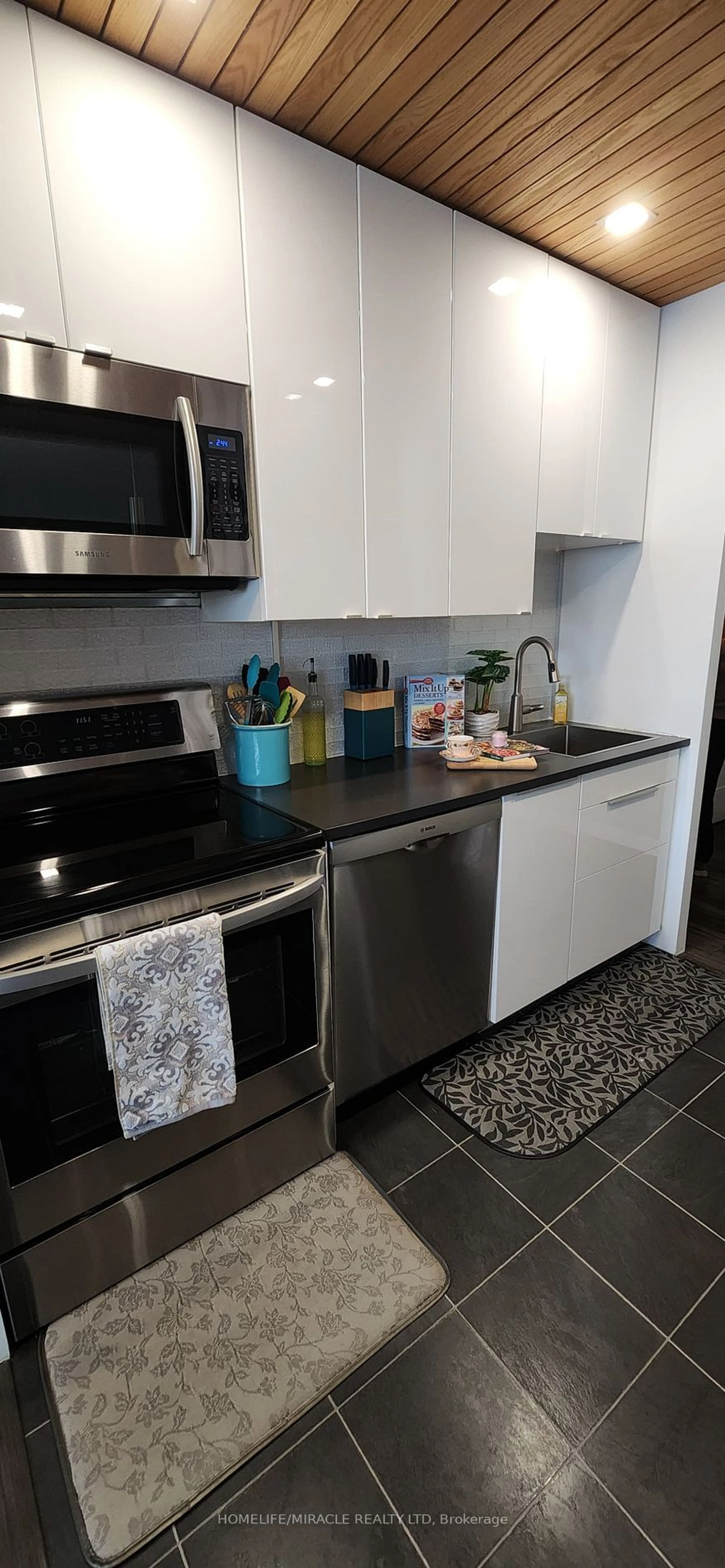 Standard kitchen for 207 Galloway Rd #1105, Toronto Ontario M1E 4X3