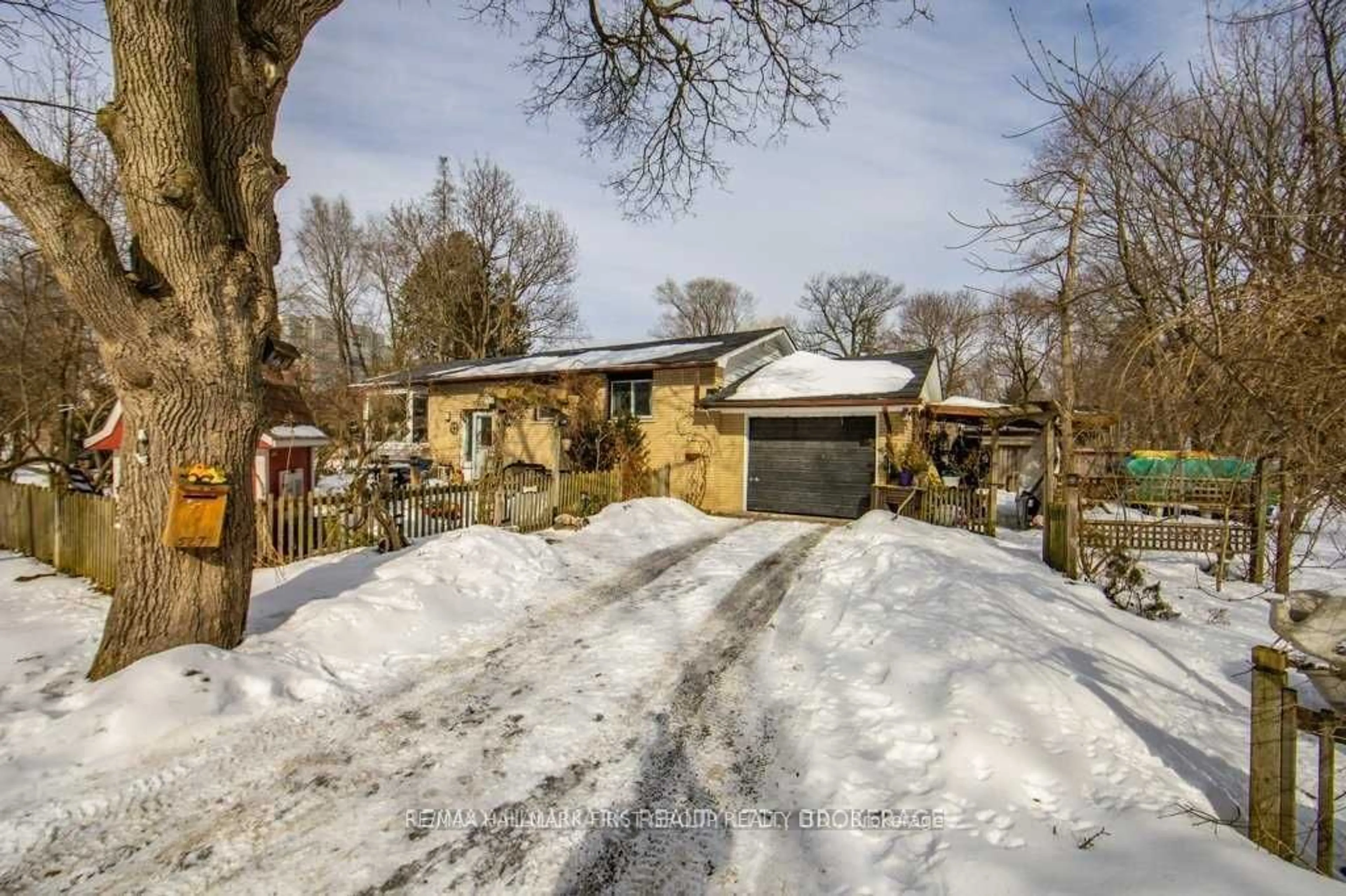 Frontside or backside of a home, cottage for 527 Rodd Ave, Pickering Ontario L1W 2B1