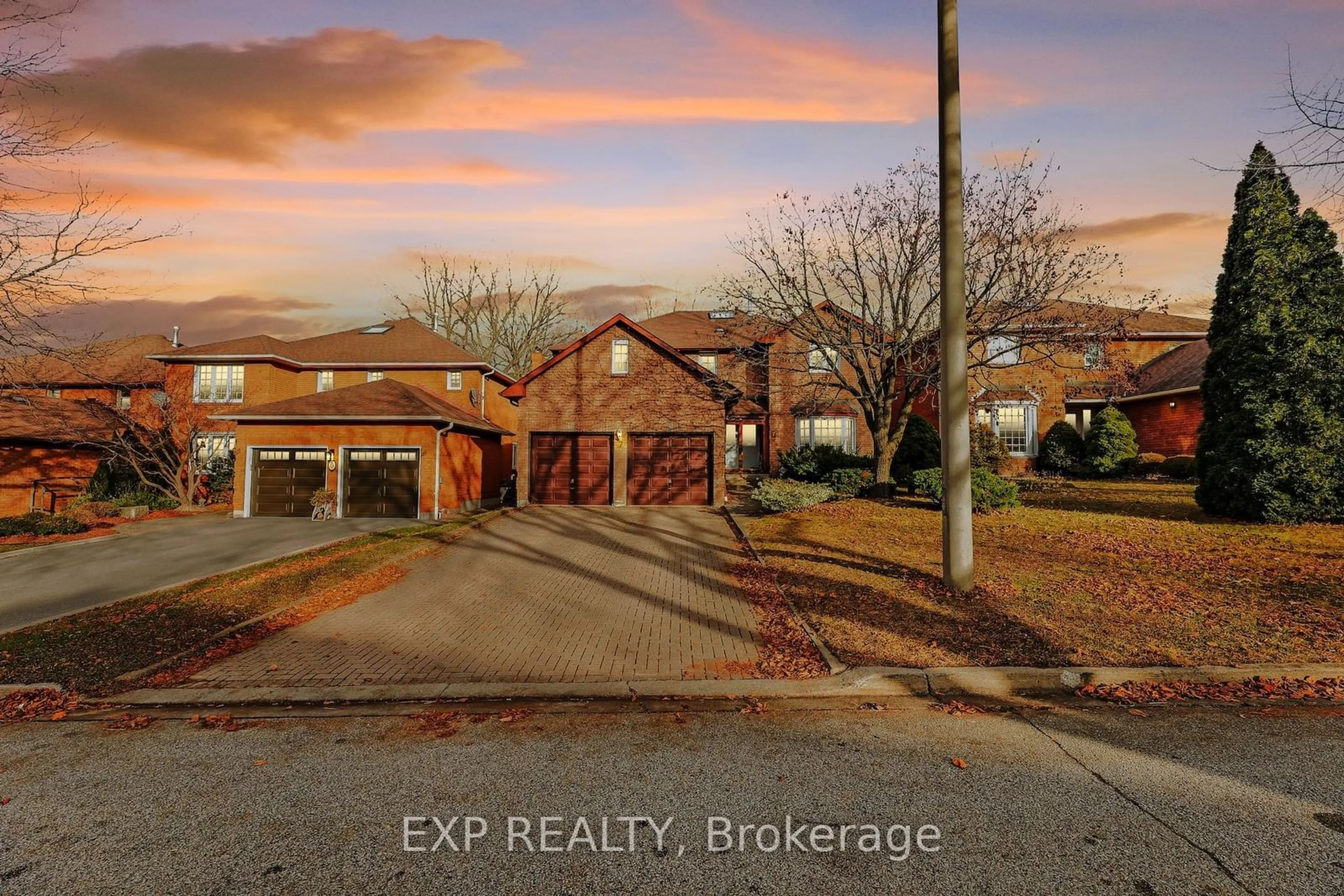 Frontside or backside of a home, the street view for 7 Winding Crt, Toronto Ontario M1C 4X2