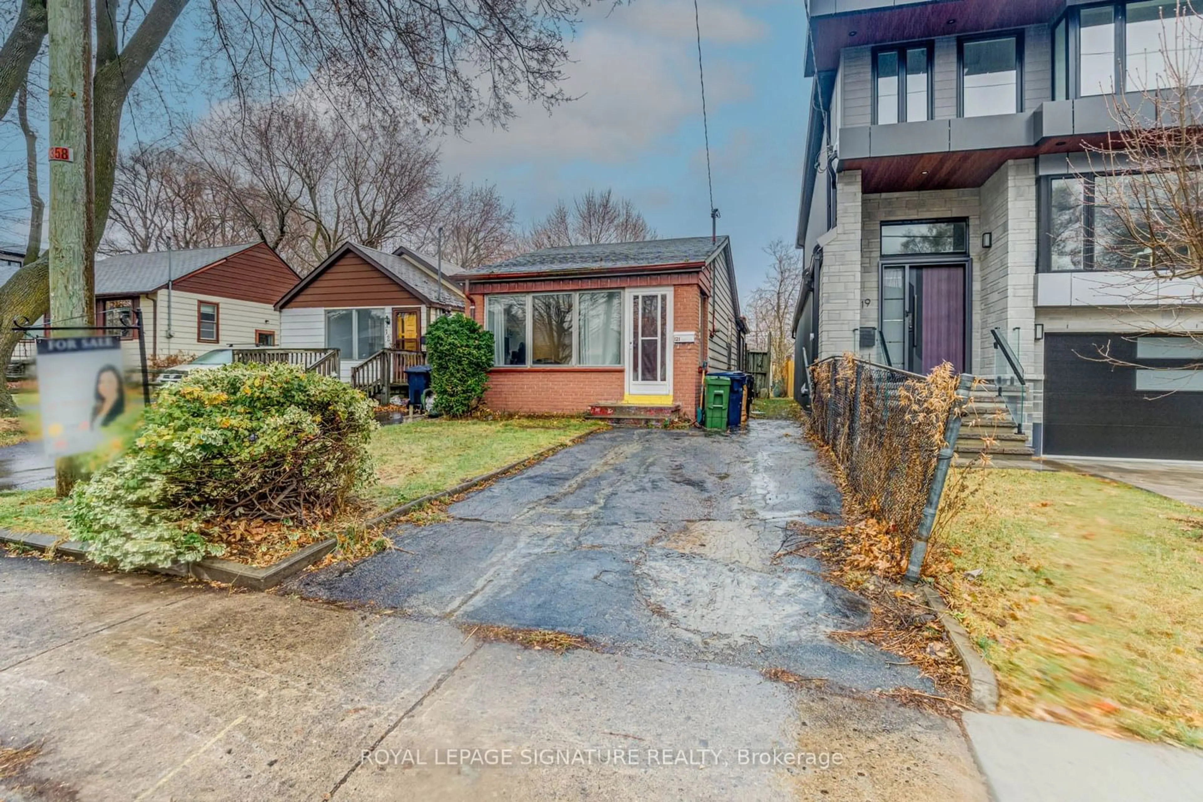 A pic from outside/outdoor area/front of a property/back of a property/a pic from drone, street for 121 Preston St, Toronto Ontario M1N 3N4