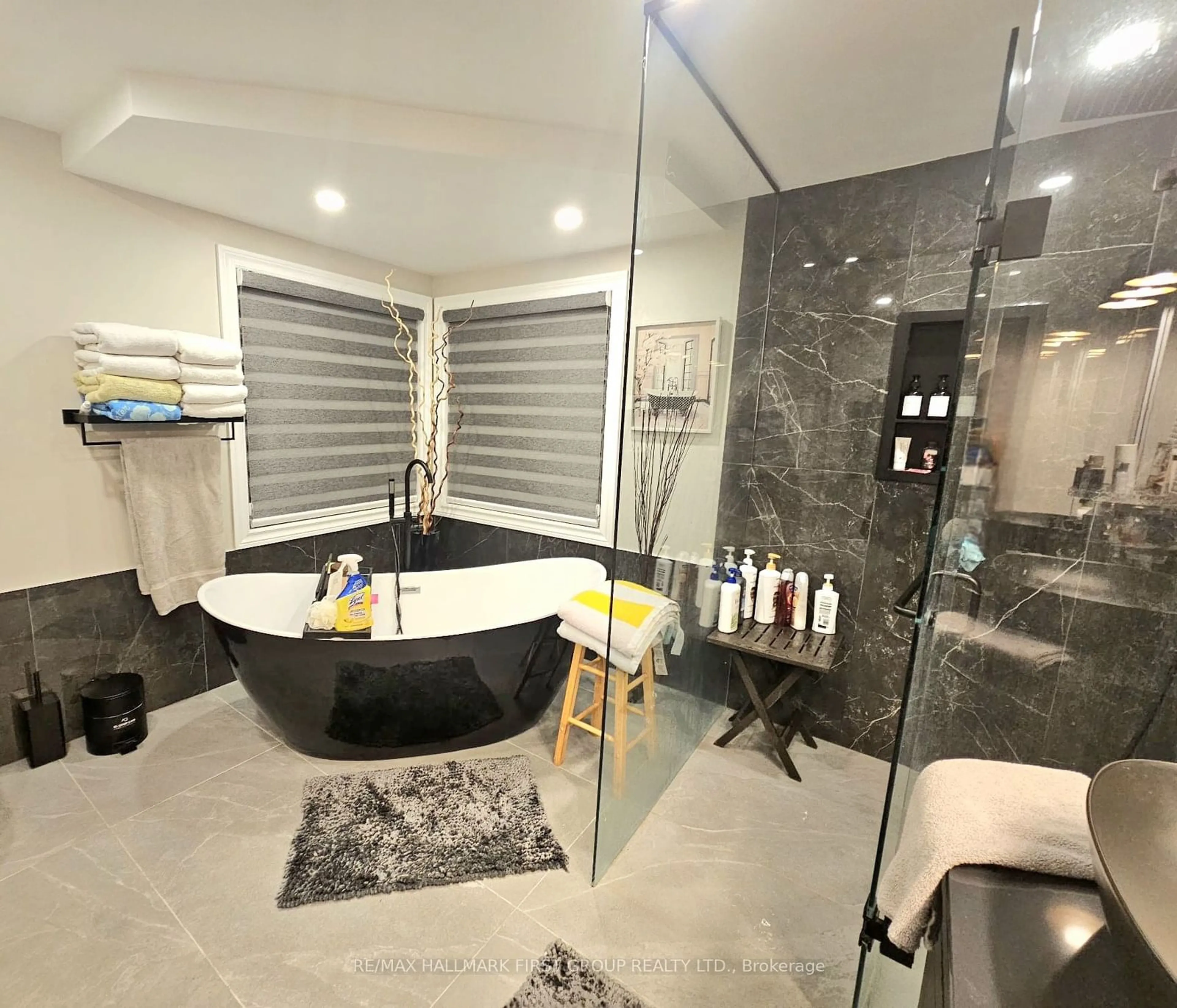 Contemporary bathroom, ceramic/tile floor for 36 MILNER Cres, Ajax Ontario L1S 4X4