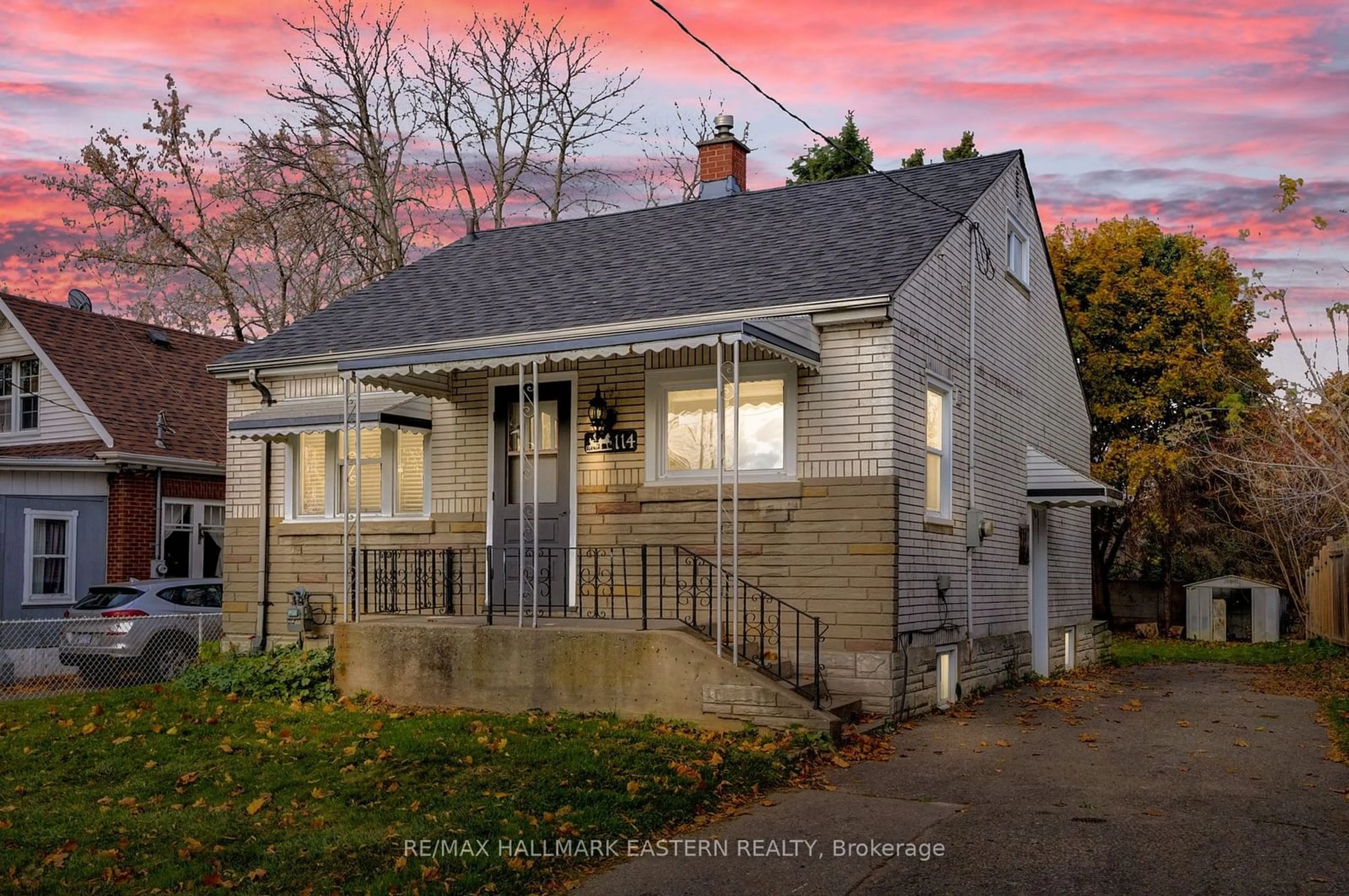 Frontside or backside of a home, cottage for 114 Thomas St, Oshawa Ontario L1H 3W8