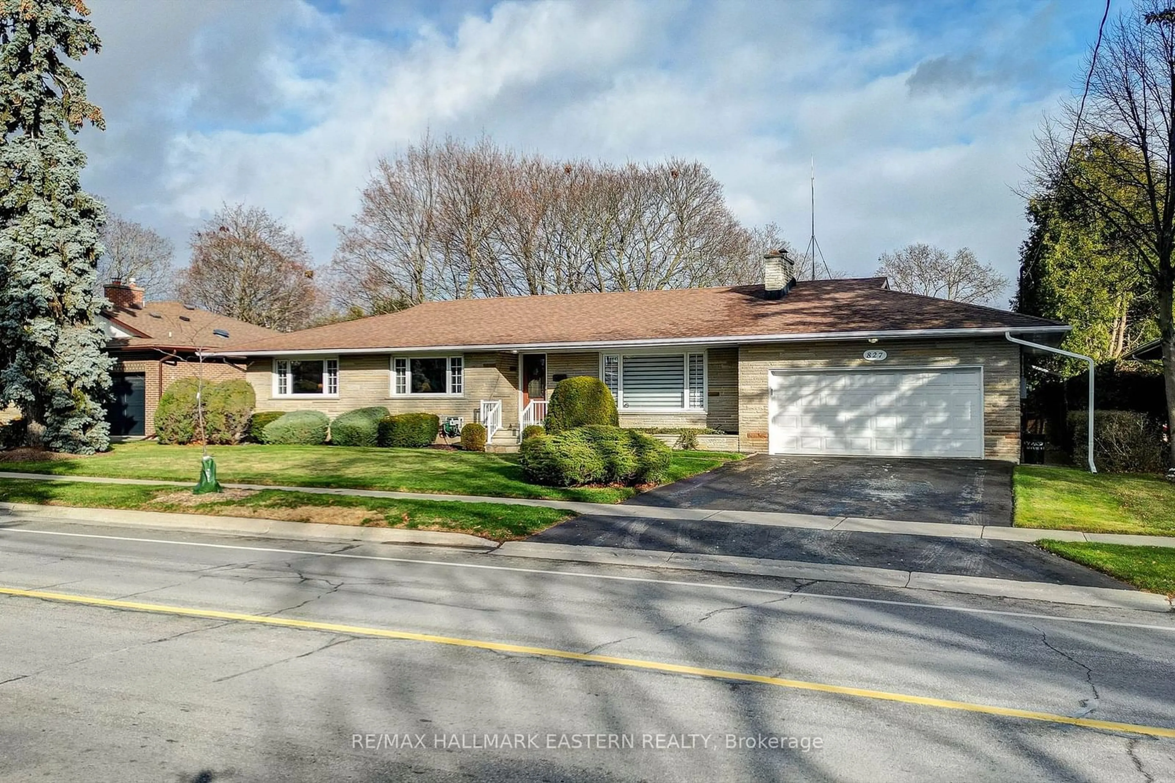 Frontside or backside of a home, the street view for 827 Somerville St, Oshawa Ontario L1G 4J6