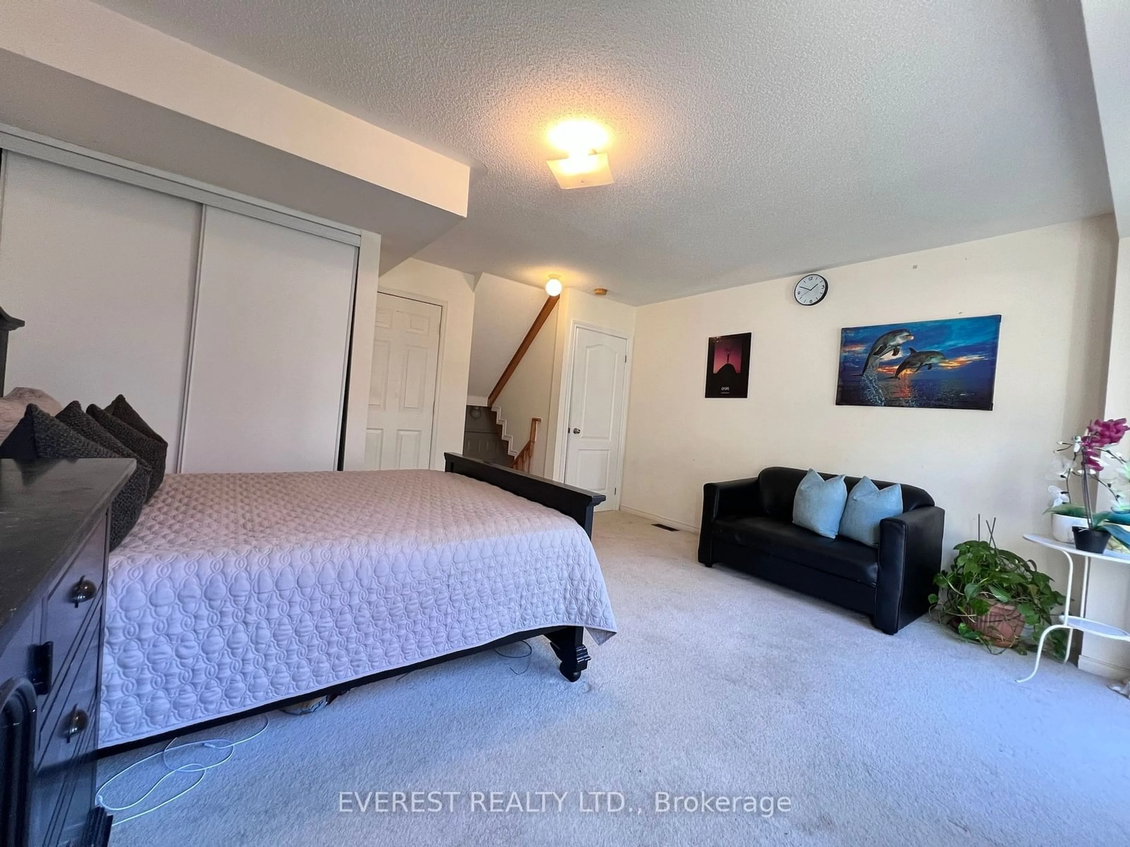 A pic of a room, carpet floors for 106 Conn Smythe Dr, Toronto Ontario M1J 3P5