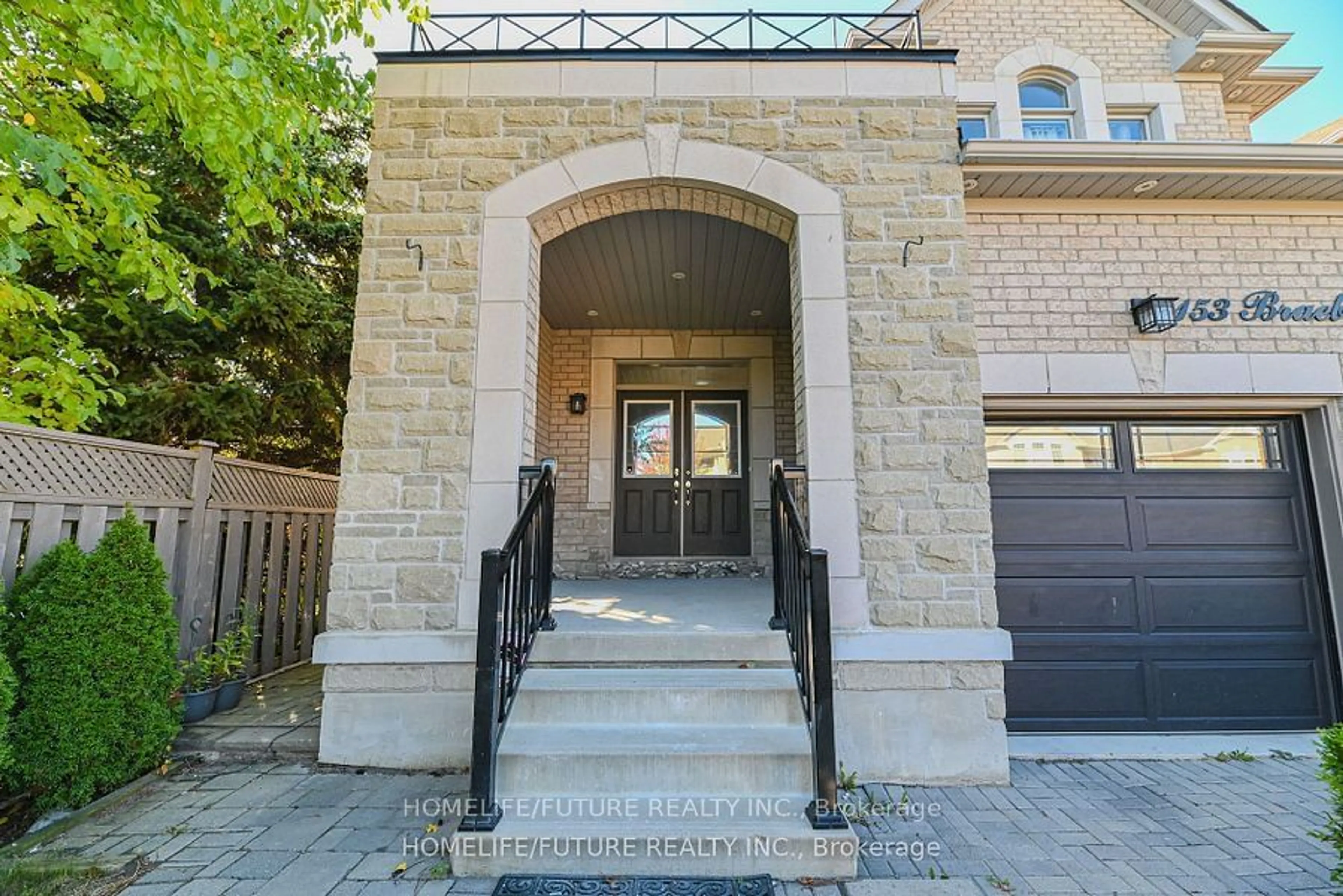 Indoor entryway for 153 Braebrook Dr, Whitby Ontario L1R 0M9