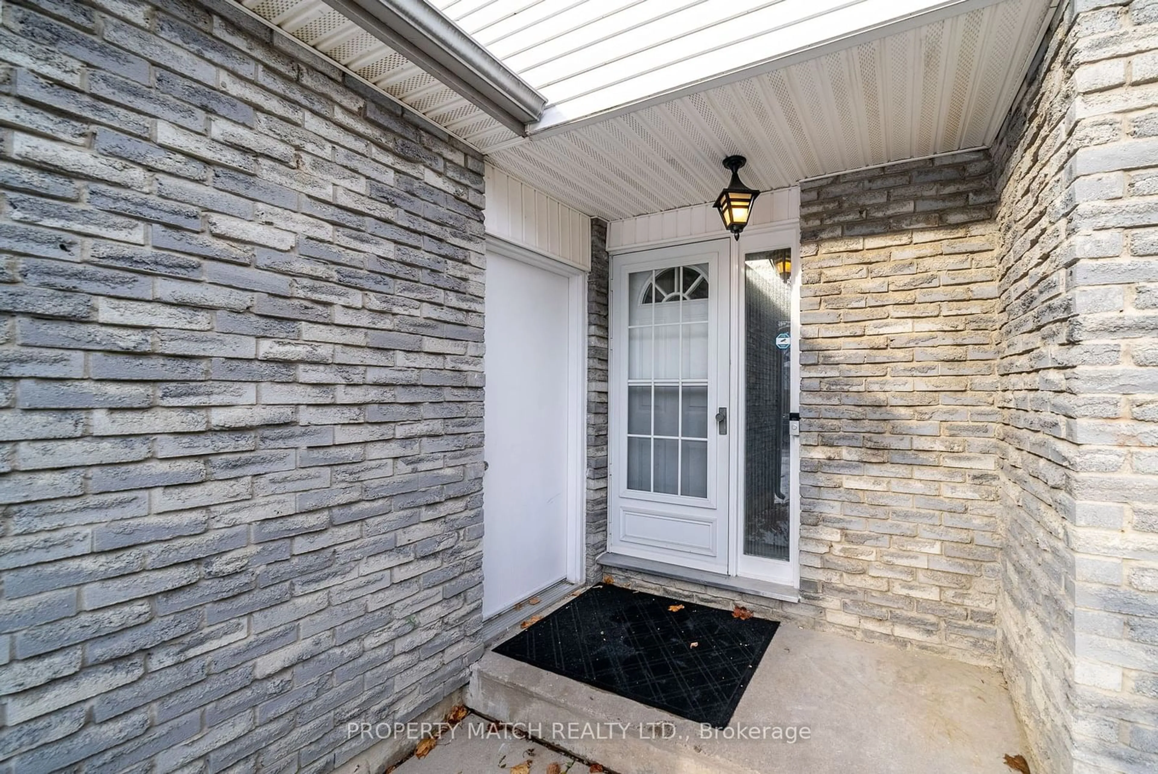 Indoor entryway, cement floor for 488 Lanark Dr, Oshawa Ontario L1J 6H7