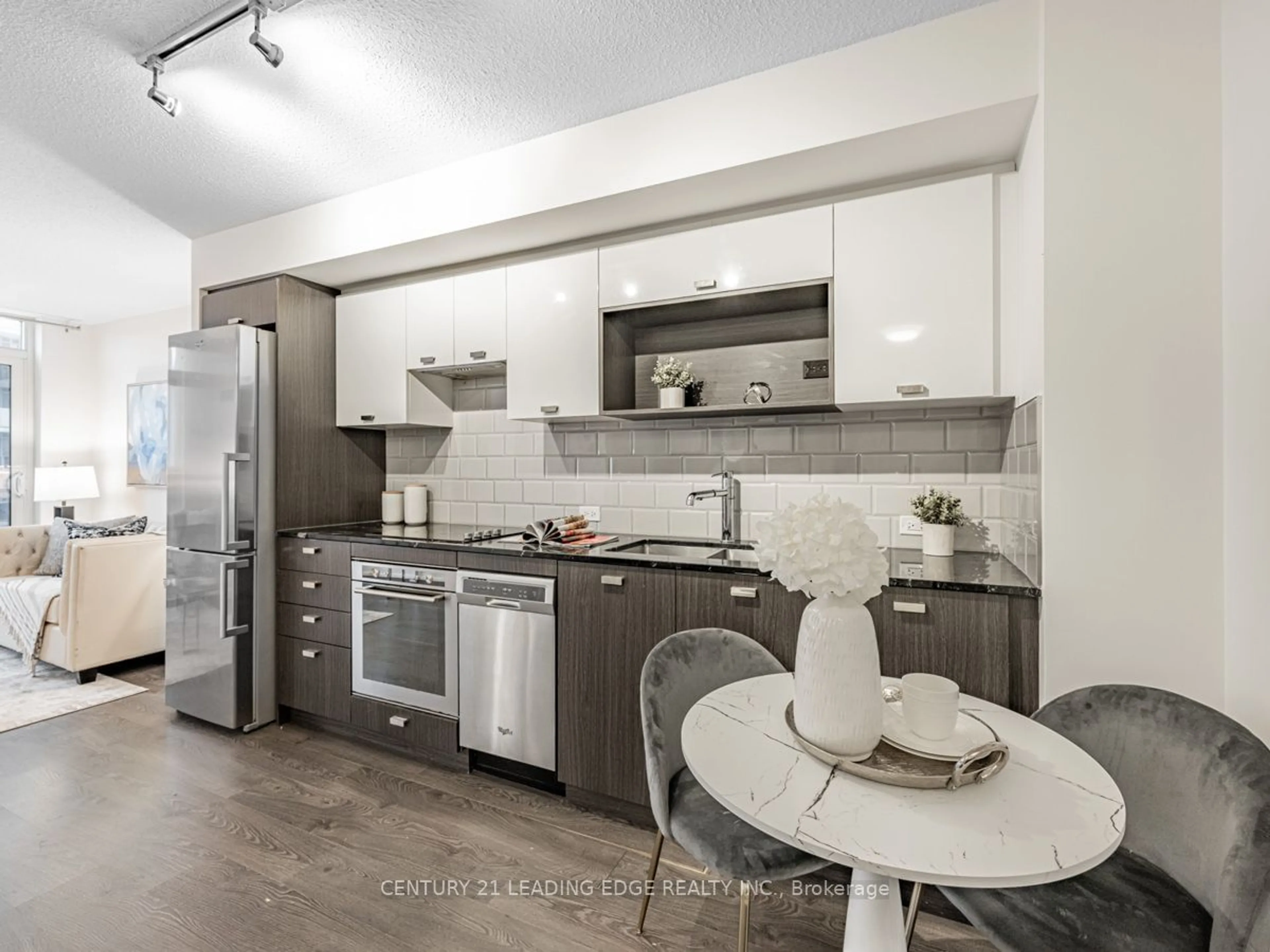 Standard kitchen for 255 Village Green Sq #811, Toronto Ontario M1S 0L7