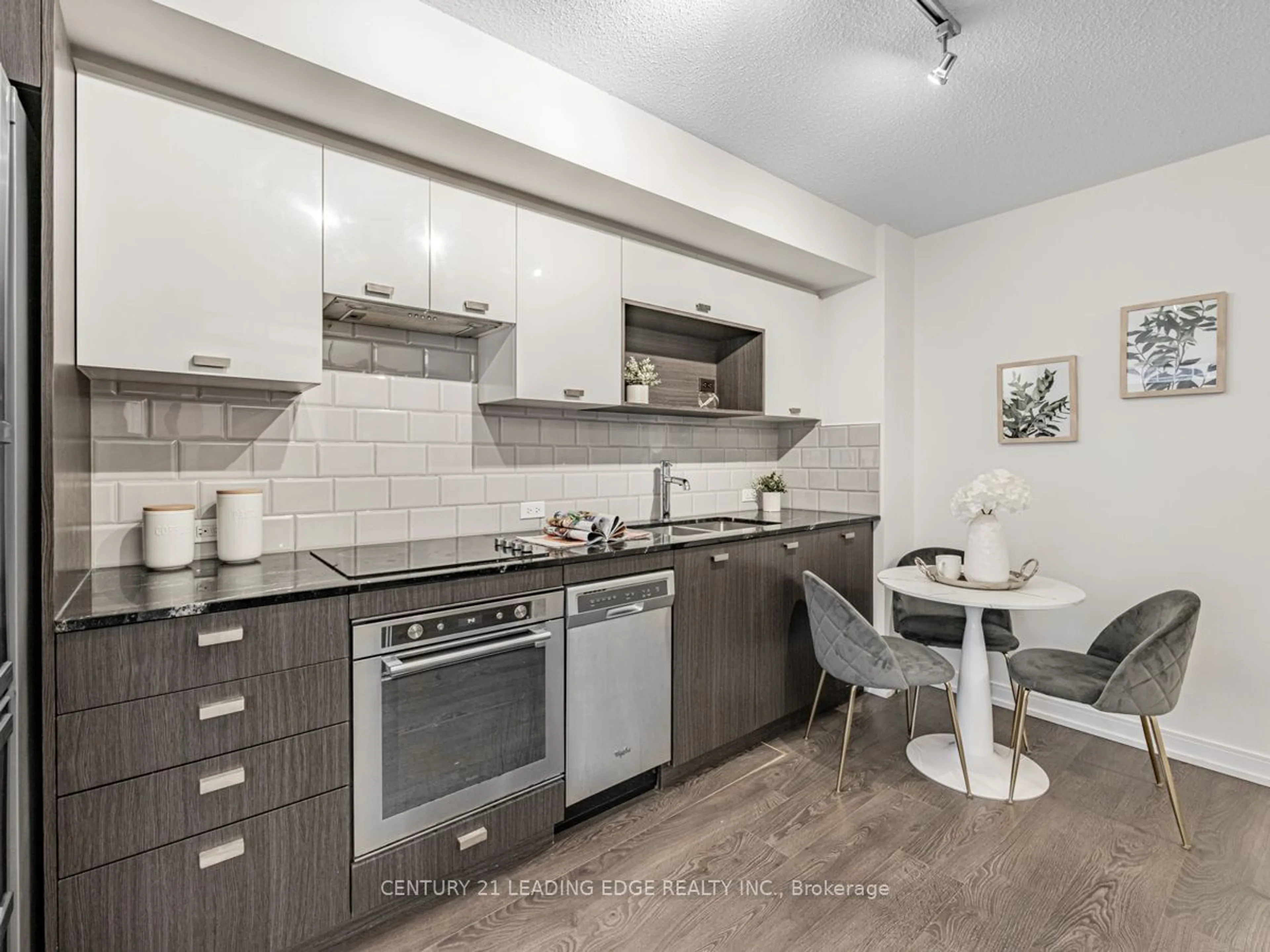 Standard kitchen for 255 Village Green Sq #811, Toronto Ontario M1S 0L7