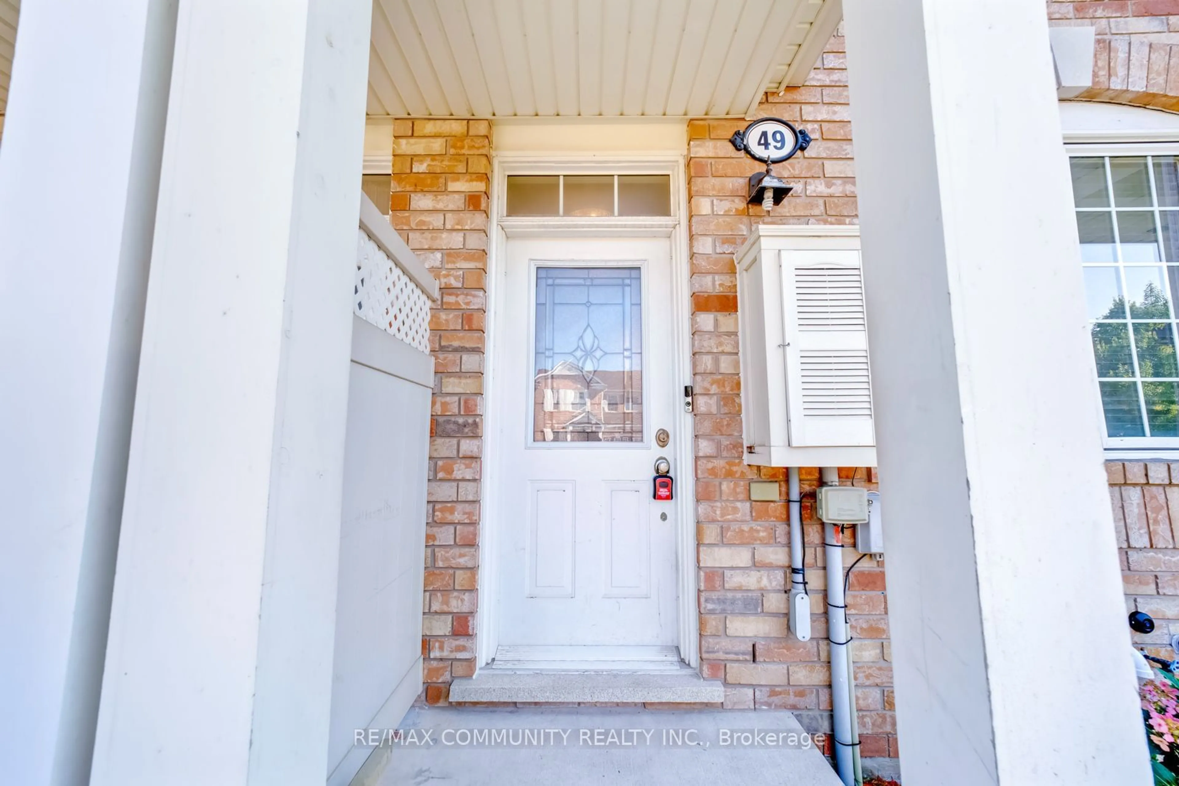 Indoor entryway, wood floors for 49 Cheetah Cres, Toronto Ontario M1B 6J7