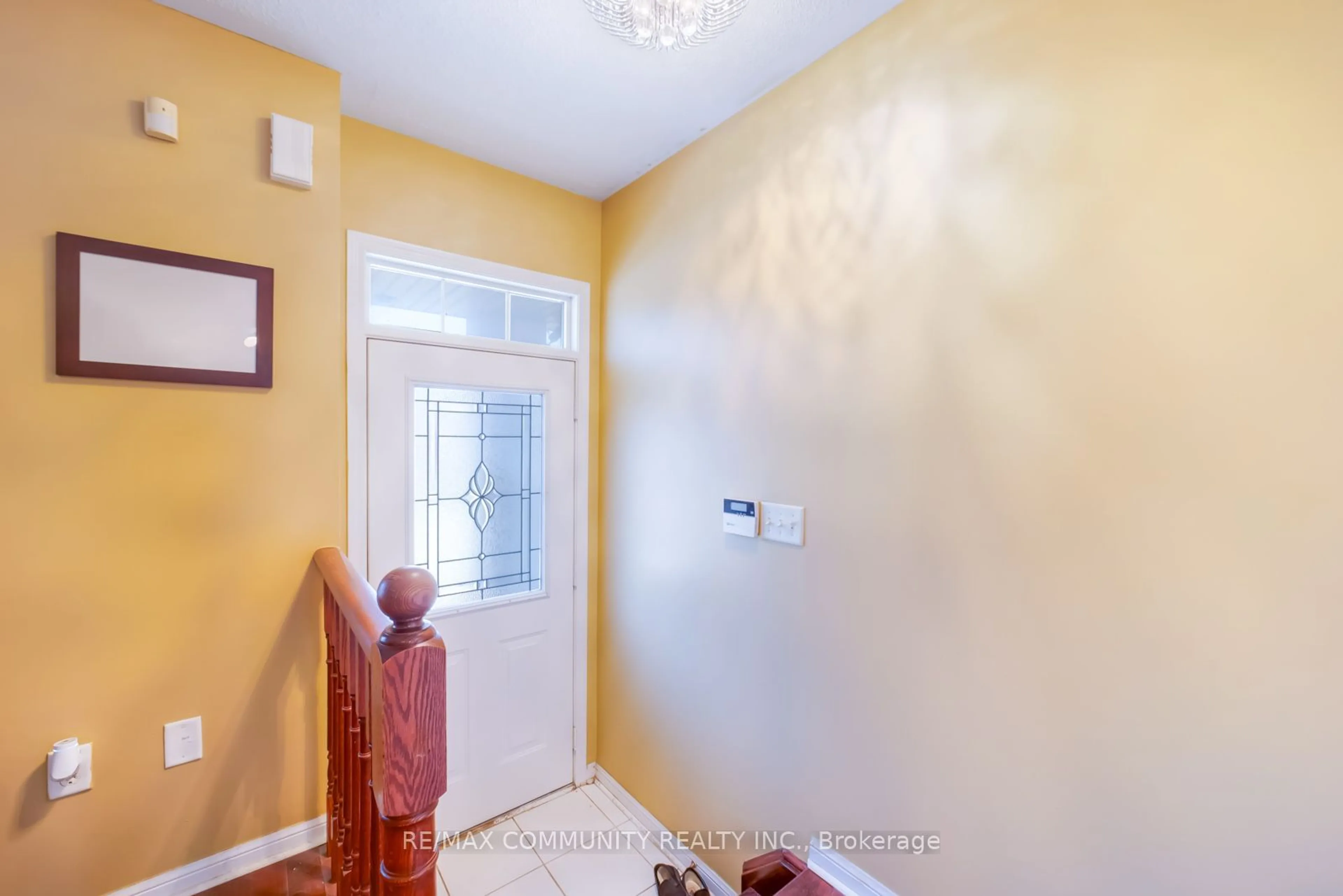 Indoor entryway, wood floors for 49 Cheetah Cres, Toronto Ontario M1B 6J7