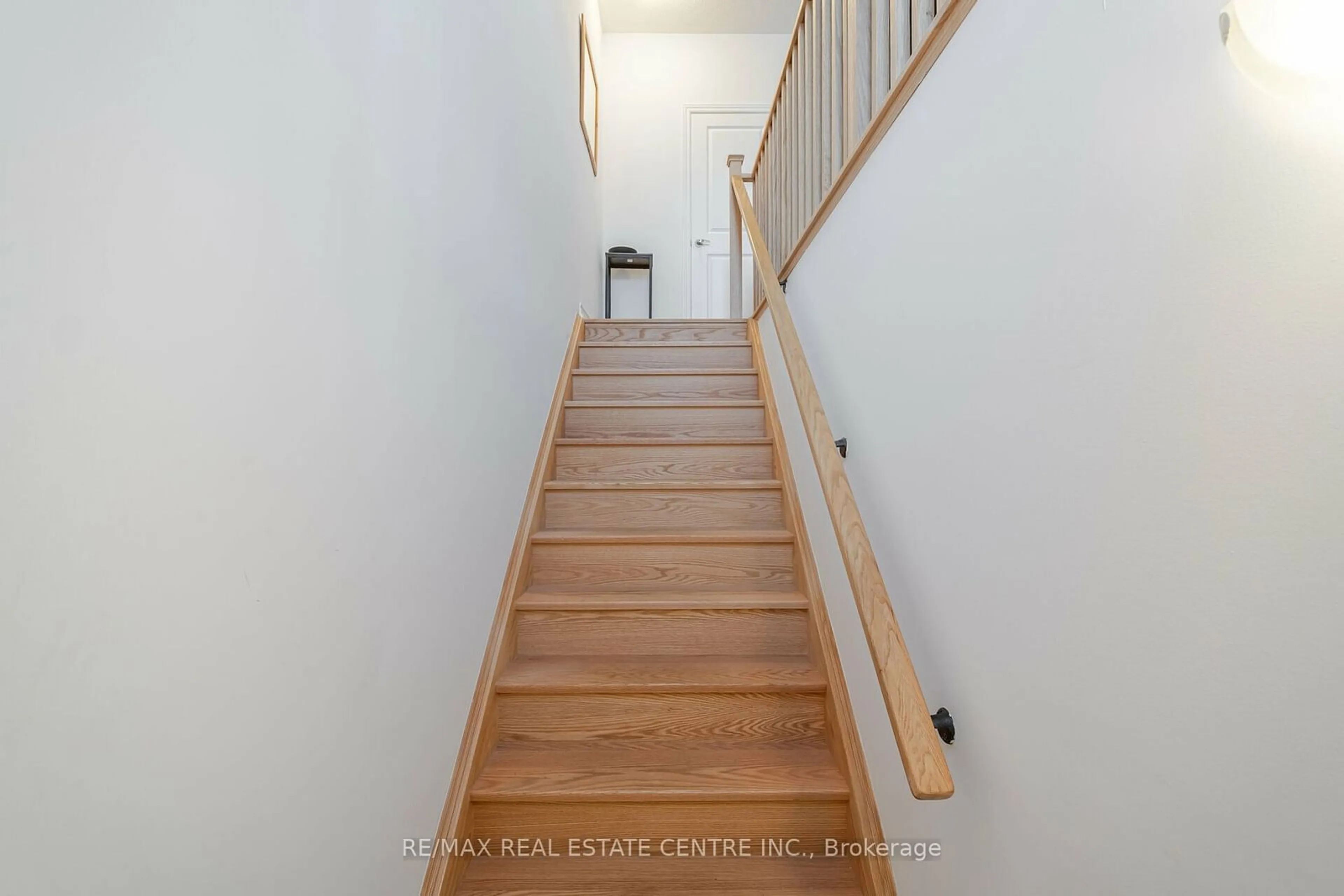 Stairs for 787 Kootenay Path, Oshawa Ontario L1H 0A7