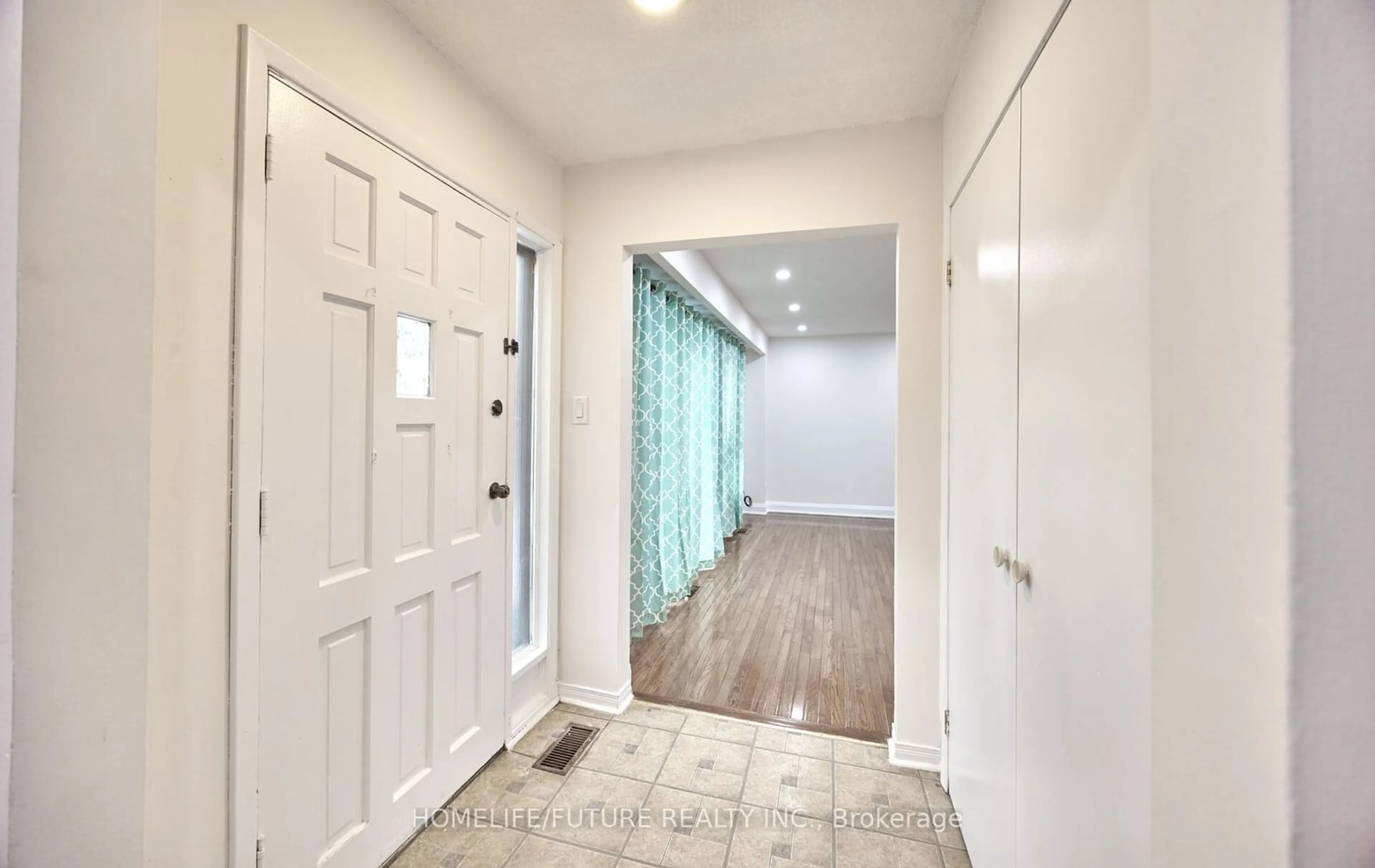 Indoor entryway, wood floors for 119 Burrows Hall Blvd, Toronto Ontario M1B 1Z7