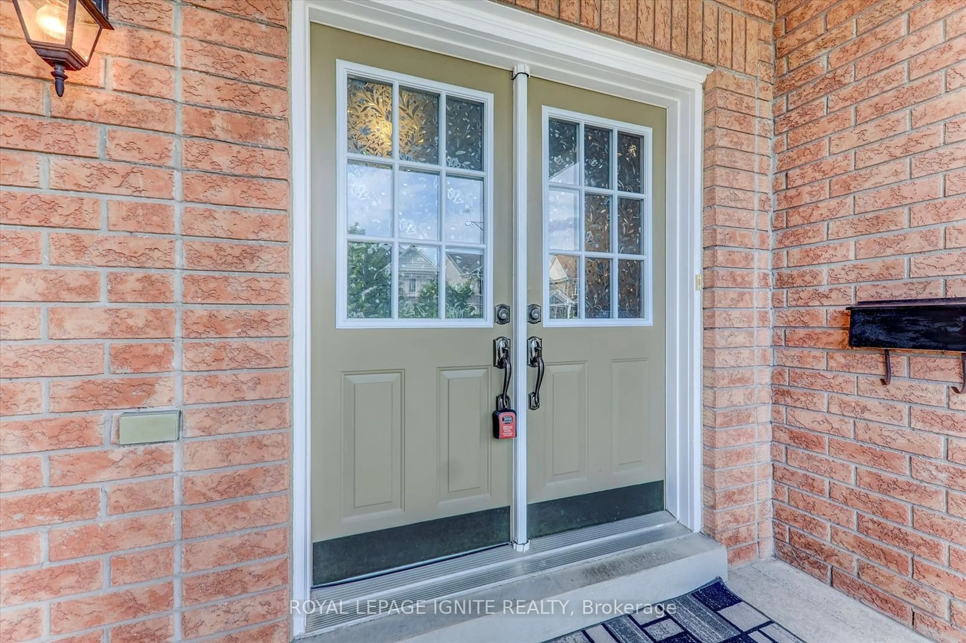 Indoor entryway, wood floors for 1547 Spencely Dr, Oshawa Ontario L1K 0A7