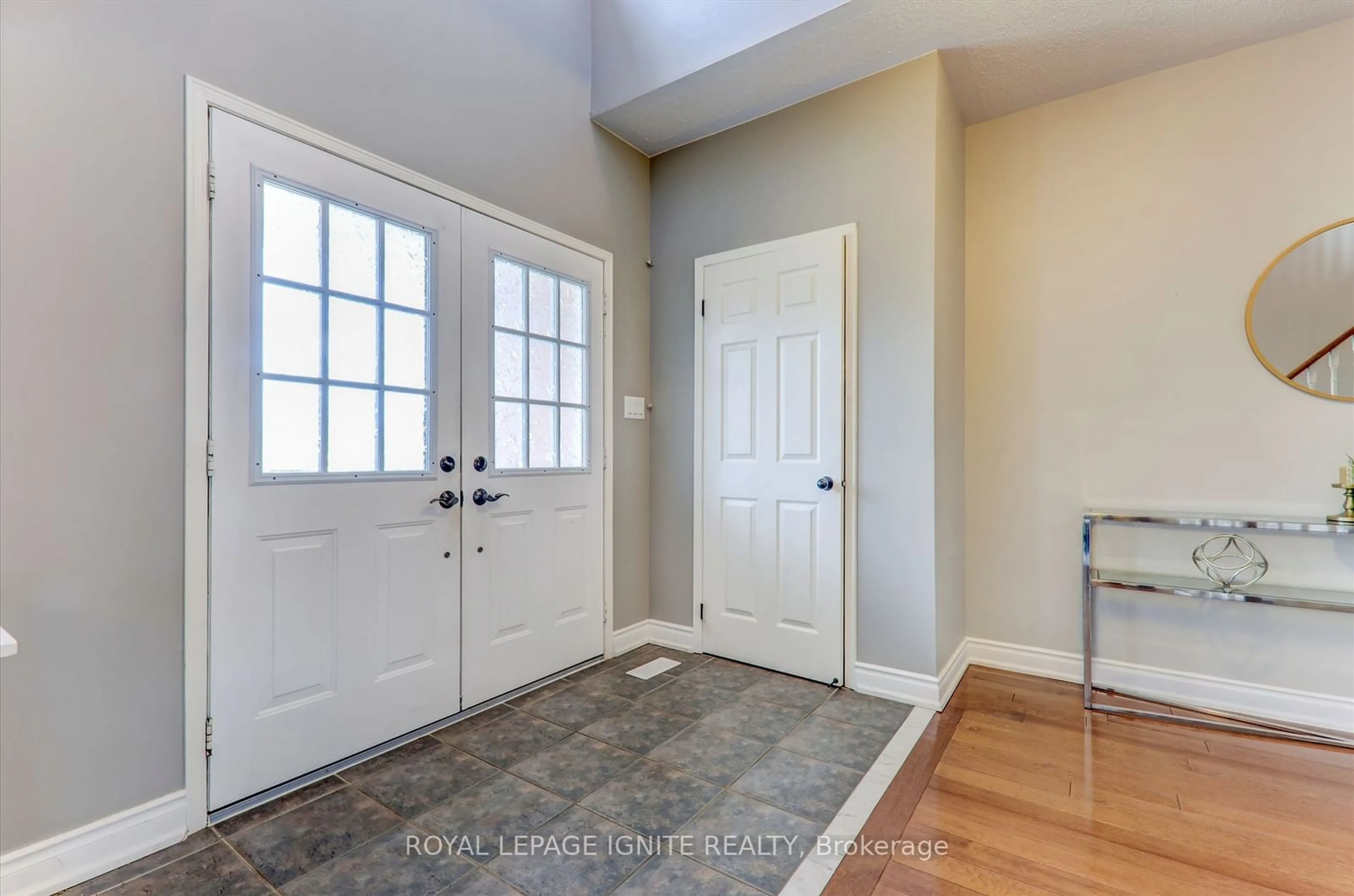 Indoor entryway, wood floors for 1547 Spencely Dr, Oshawa Ontario L1K 0A7