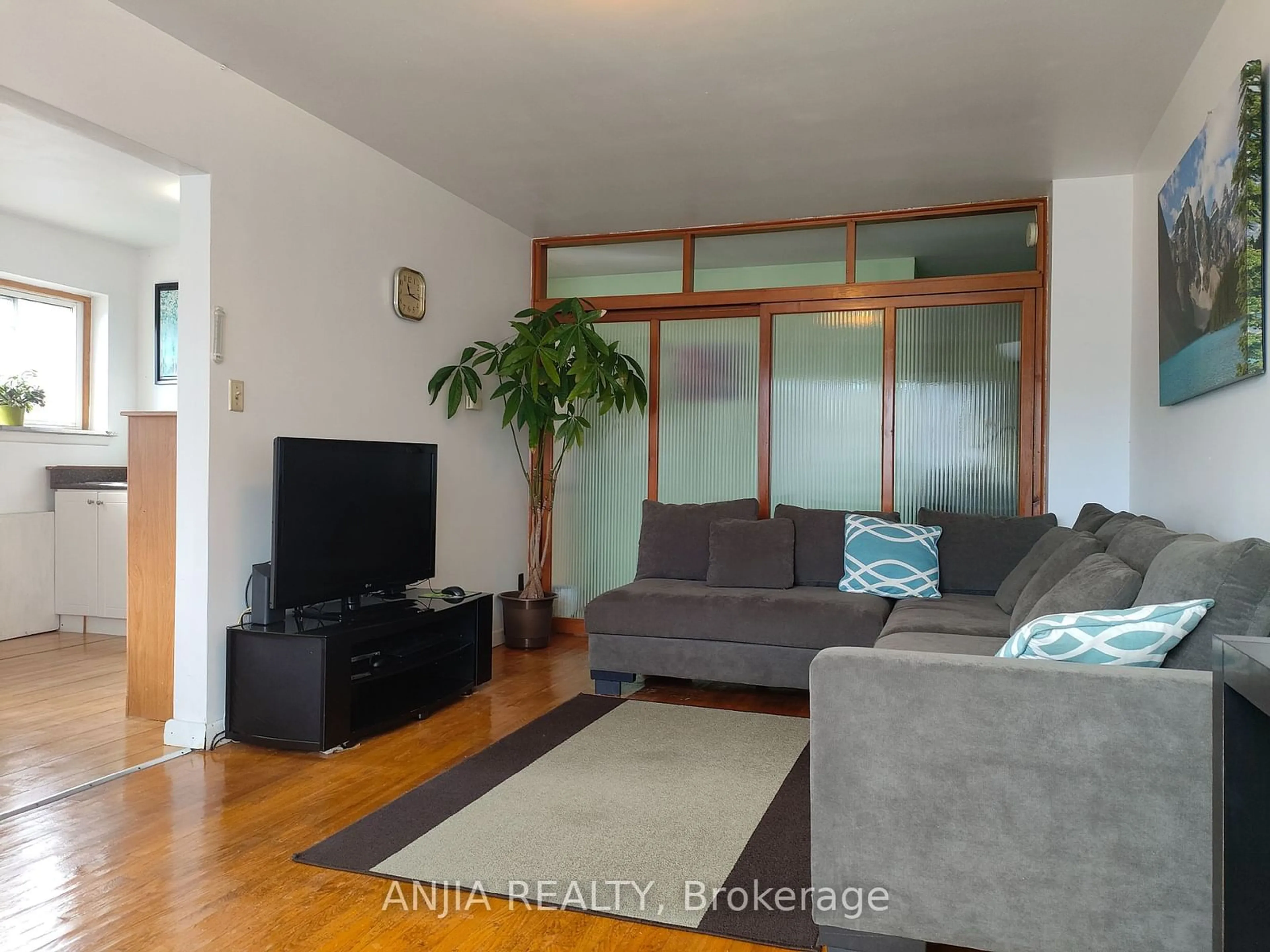 Living room, wood floors for 190 Santamonica Blvd, Toronto Ontario M1L 4H6