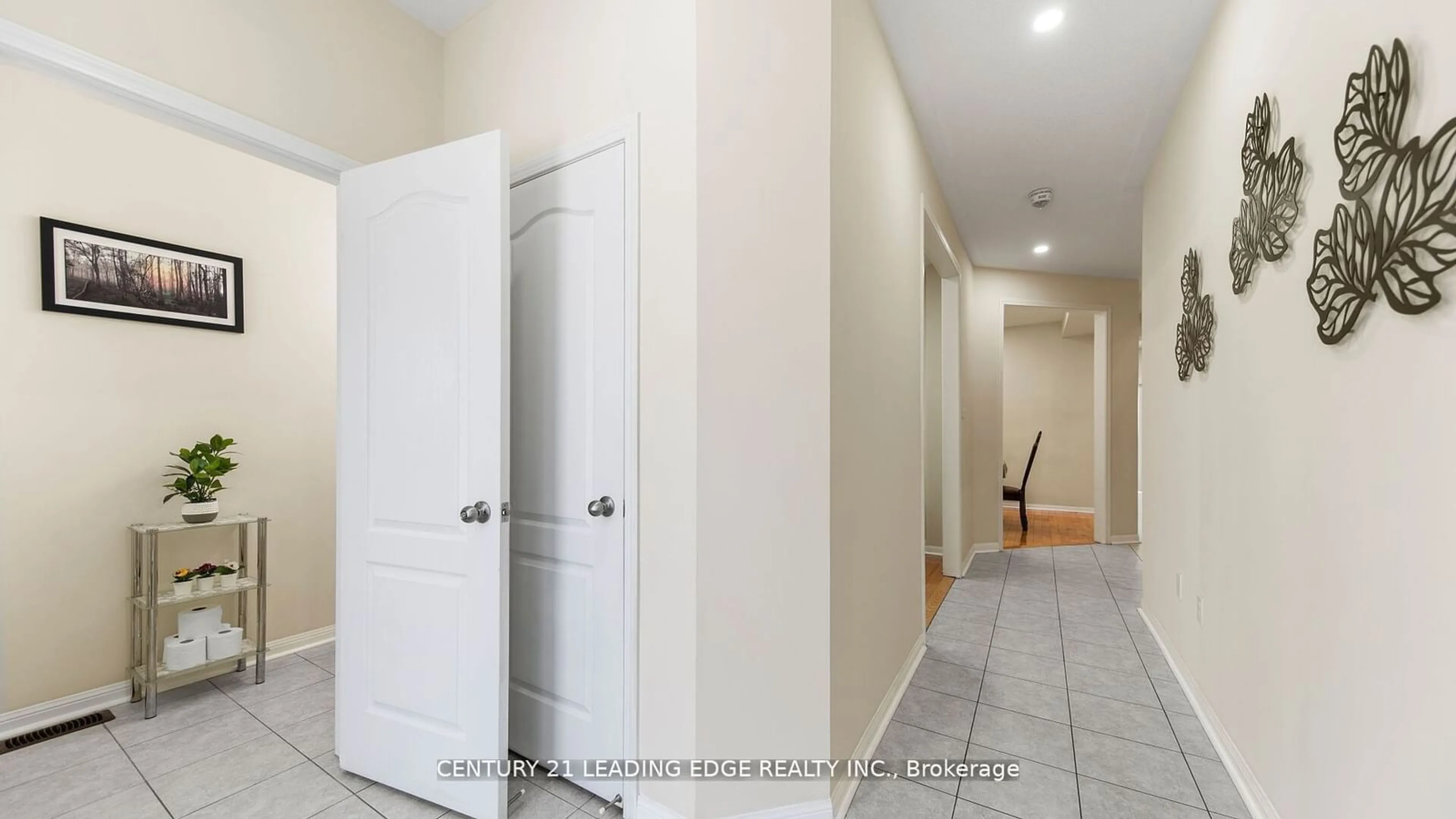 Indoor entryway, wood floors for 11 William Fair Dr, Clarington Ontario L1C 0T1