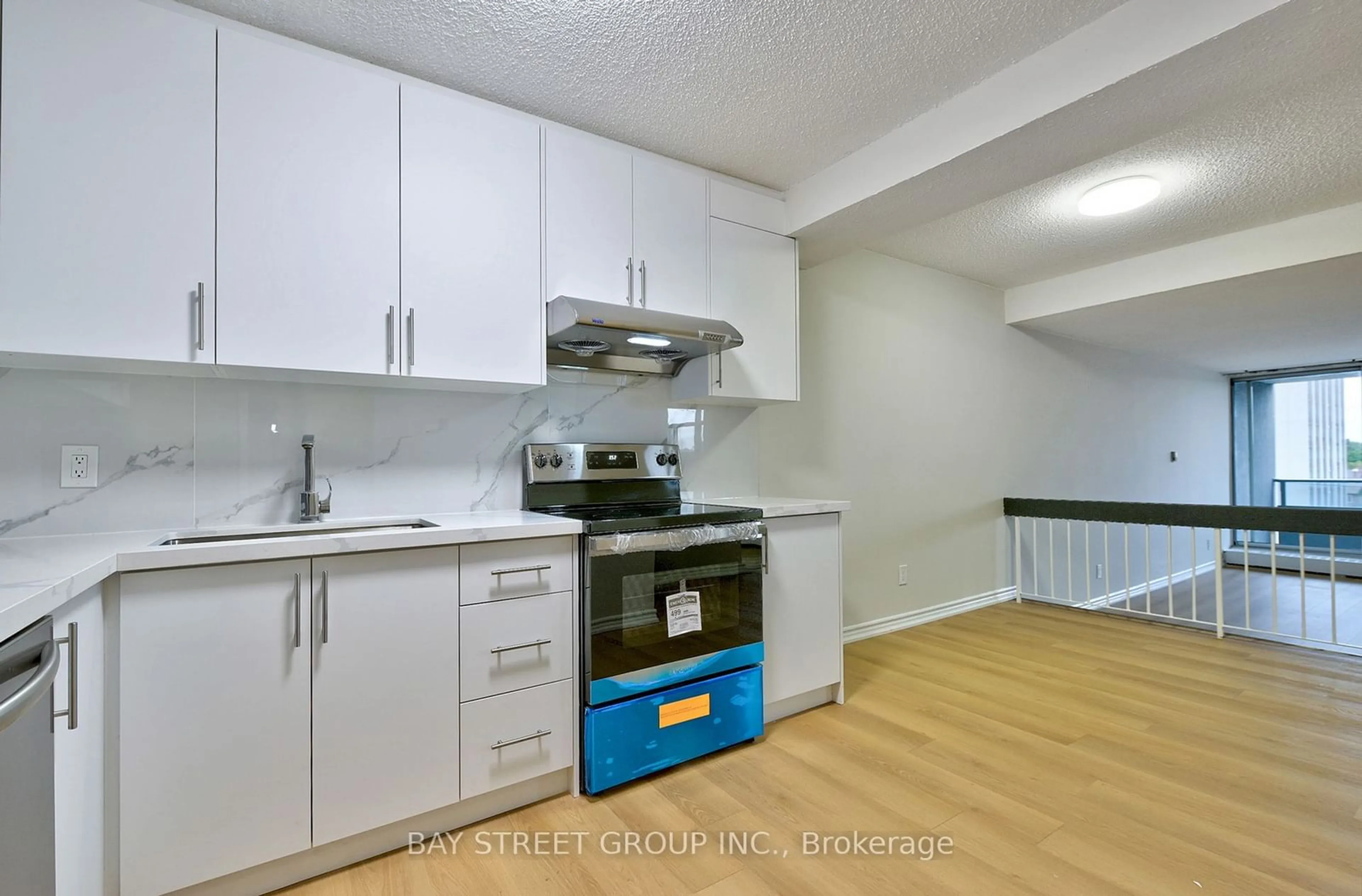 Standard kitchen, cottage for 4091 Sheppard Ave #702, Toronto Ontario M1S 3H2