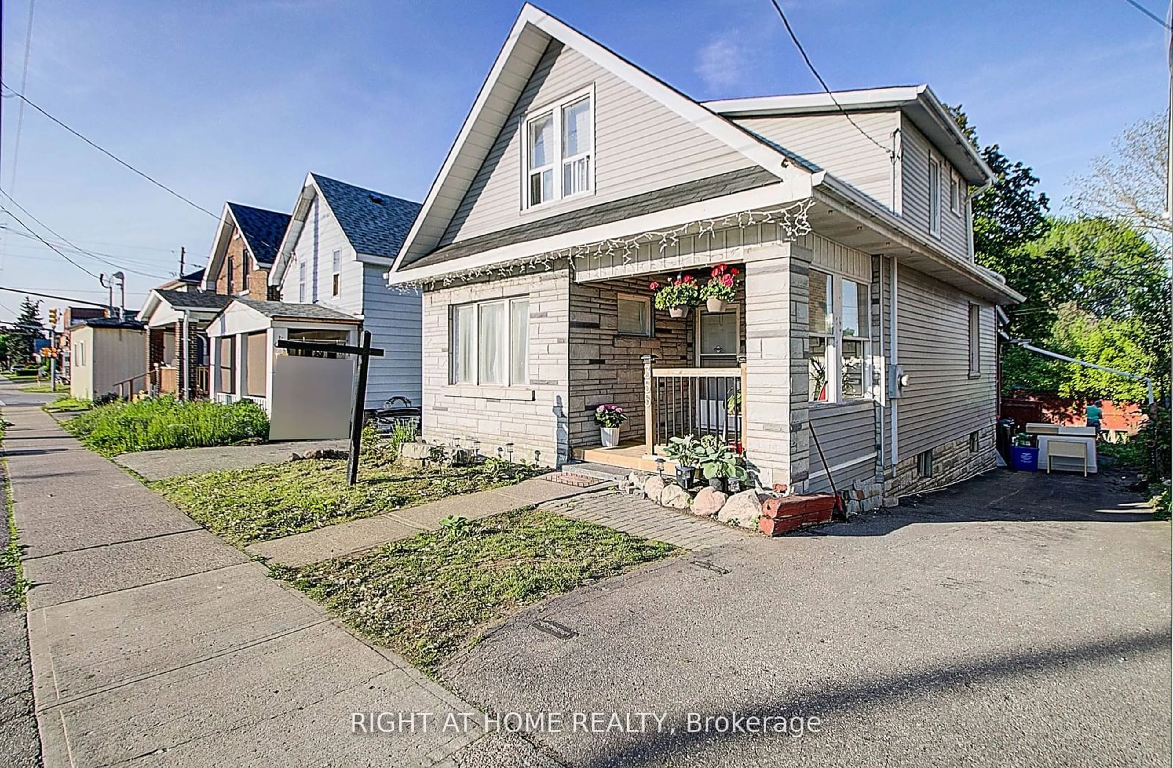 Frontside or backside of a home, the street view for 355 RITSON Rd, Oshawa Ontario L1H 5J4