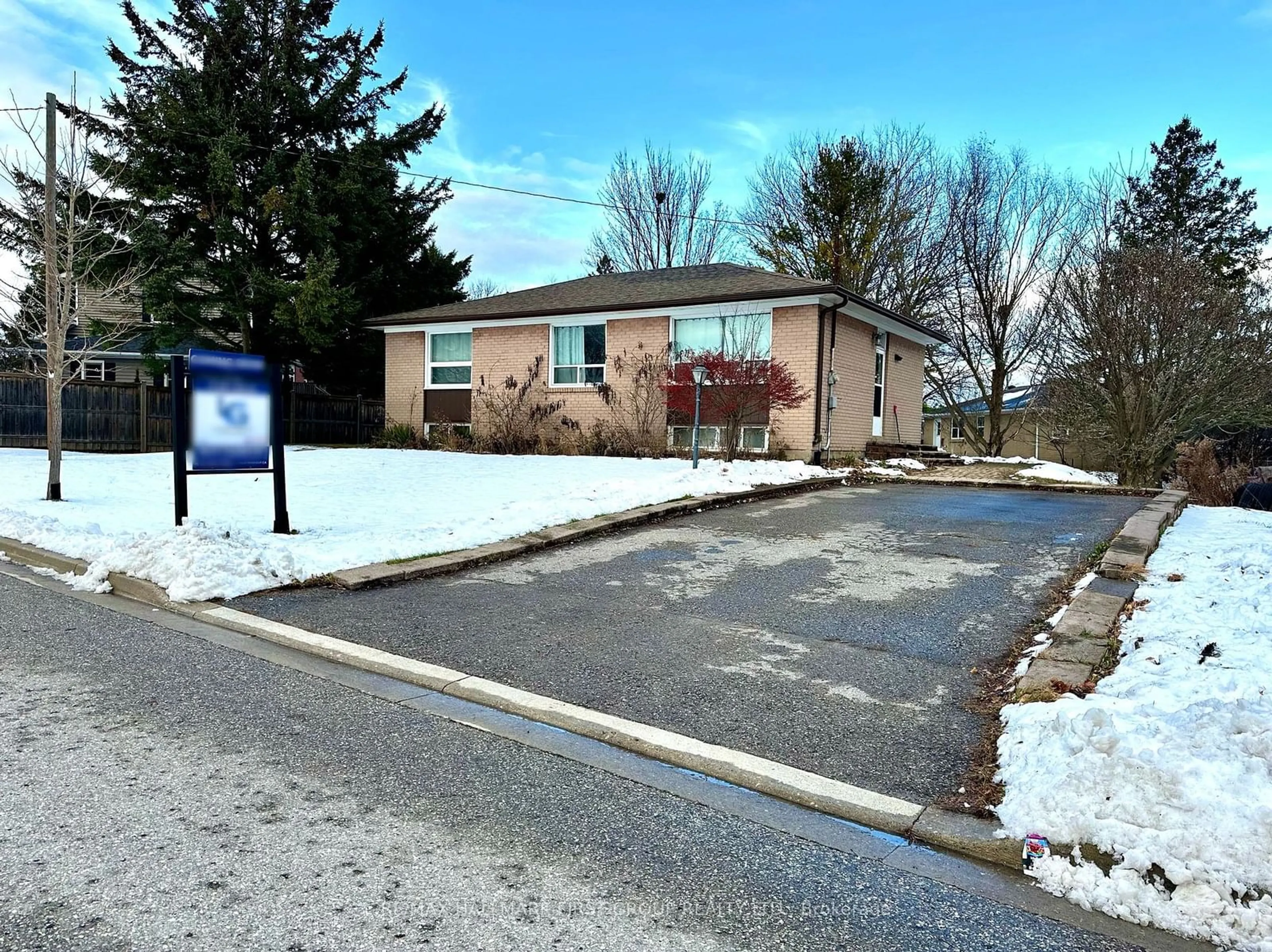 A pic from exterior of the house or condo, the street view for 10 Heber Down Cres, Whitby Ontario L1M 1A8