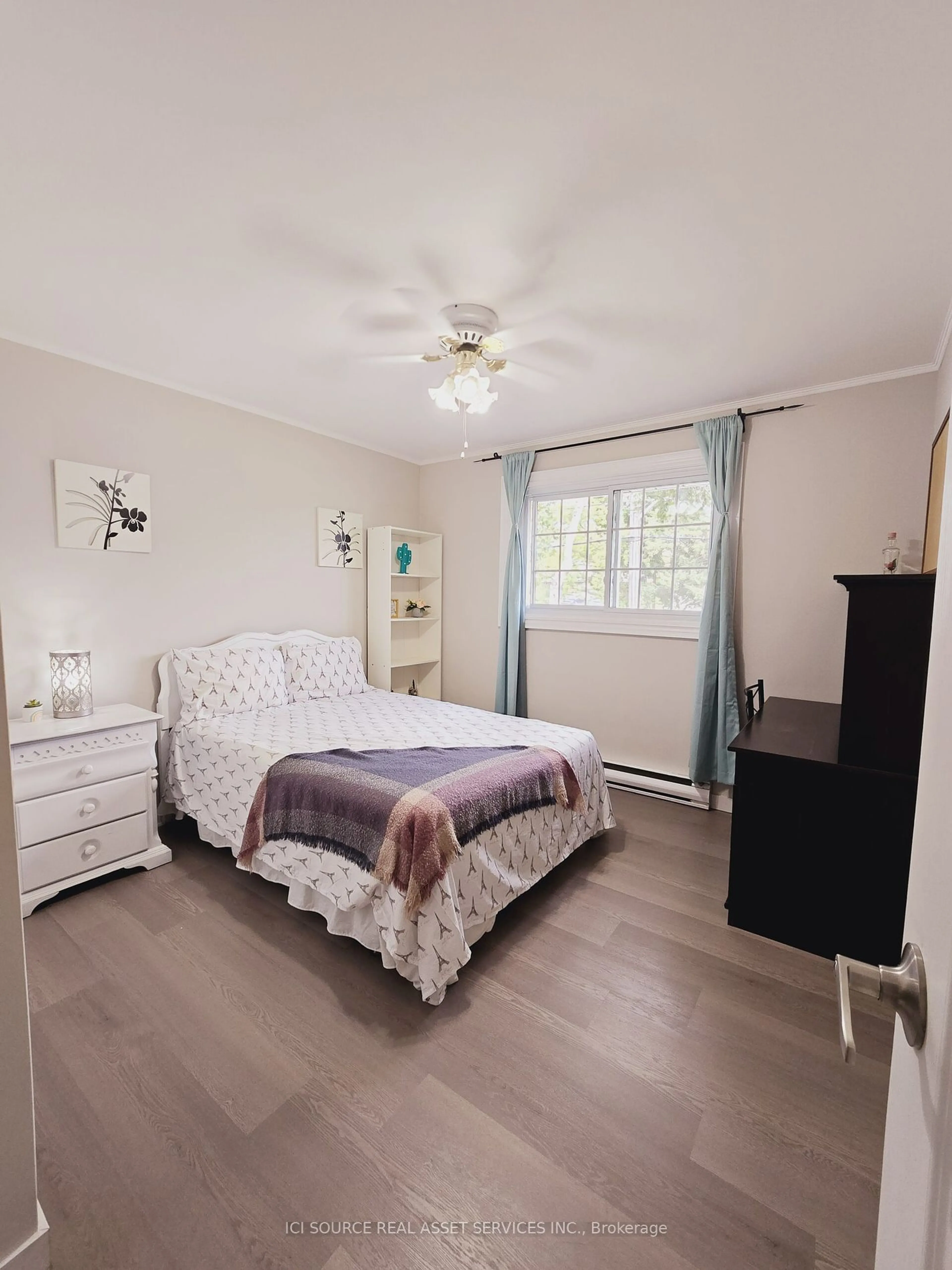 A pic of a room for 227 Rossland Rd, Oshawa Ontario L1G 2W9