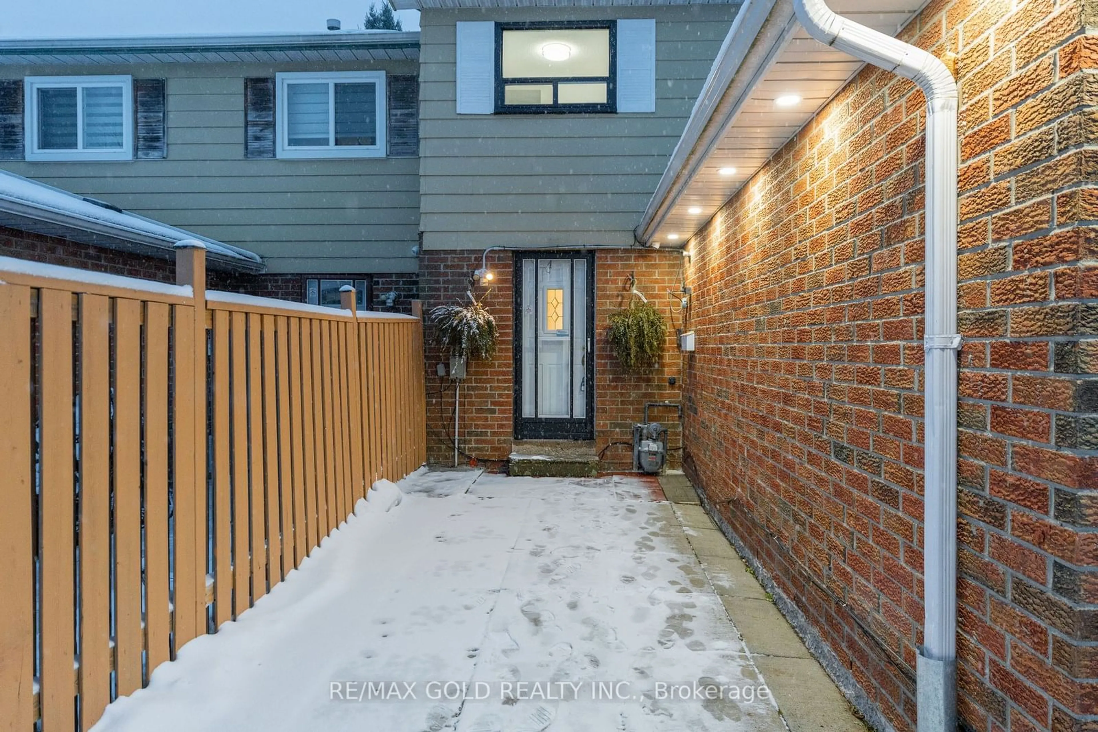 A pic from outside/outdoor area/front of a property/back of a property/a pic from drone, street for 113 Quantrell Tr, Toronto Ontario M1B 1L7