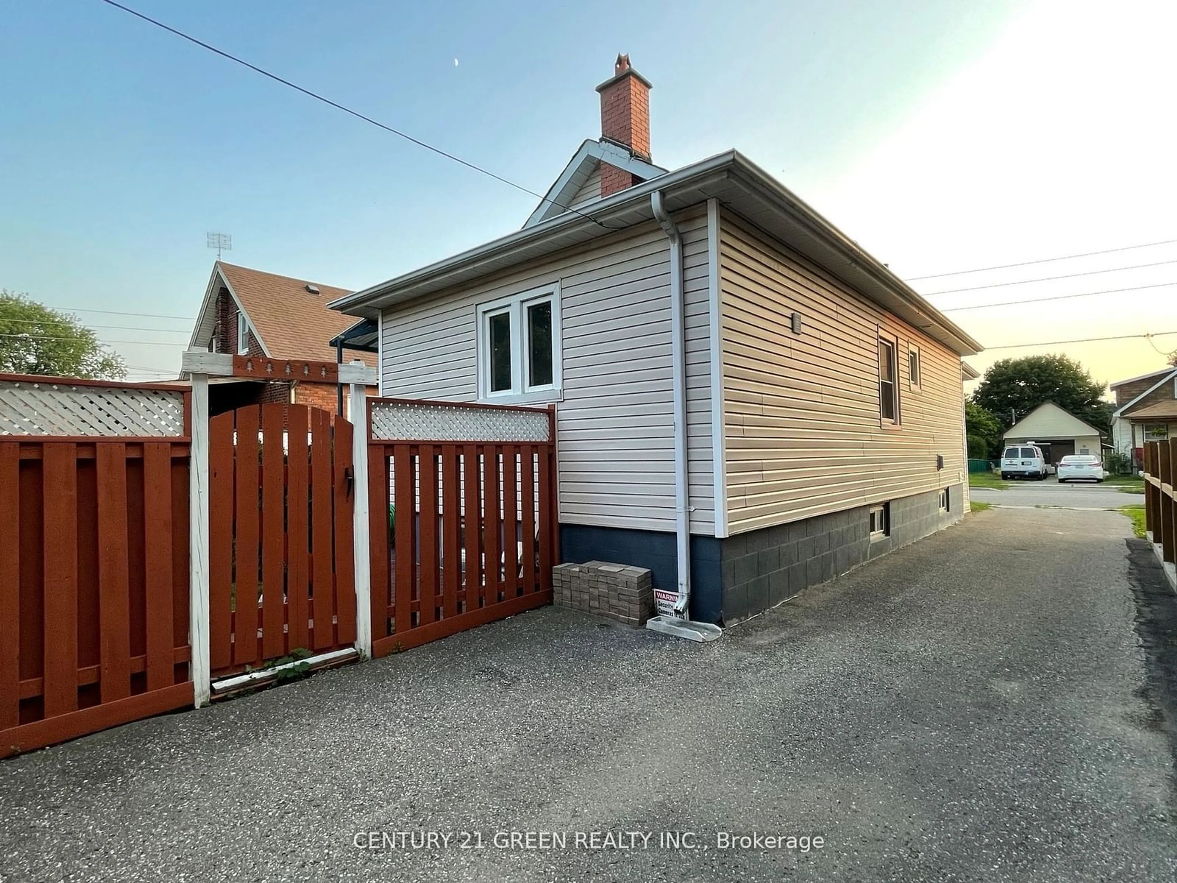 A pic from outside/outdoor area/front of a property/back of a property/a pic from drone, street for 493 Drew St, Oshawa Ontario L1H 5B8