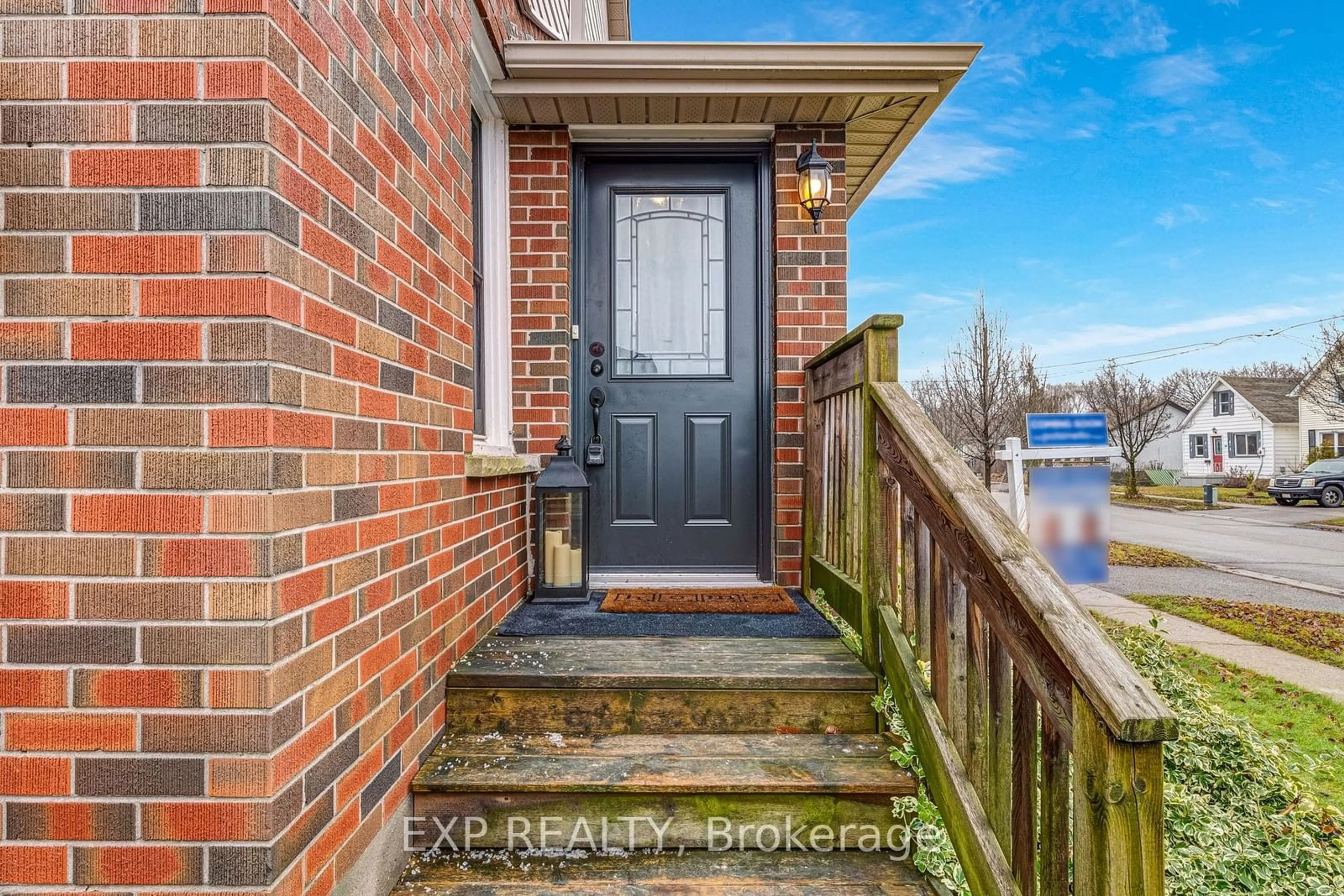 Indoor entryway for 215 Tresane St, Oshawa Ontario L1J 1T9