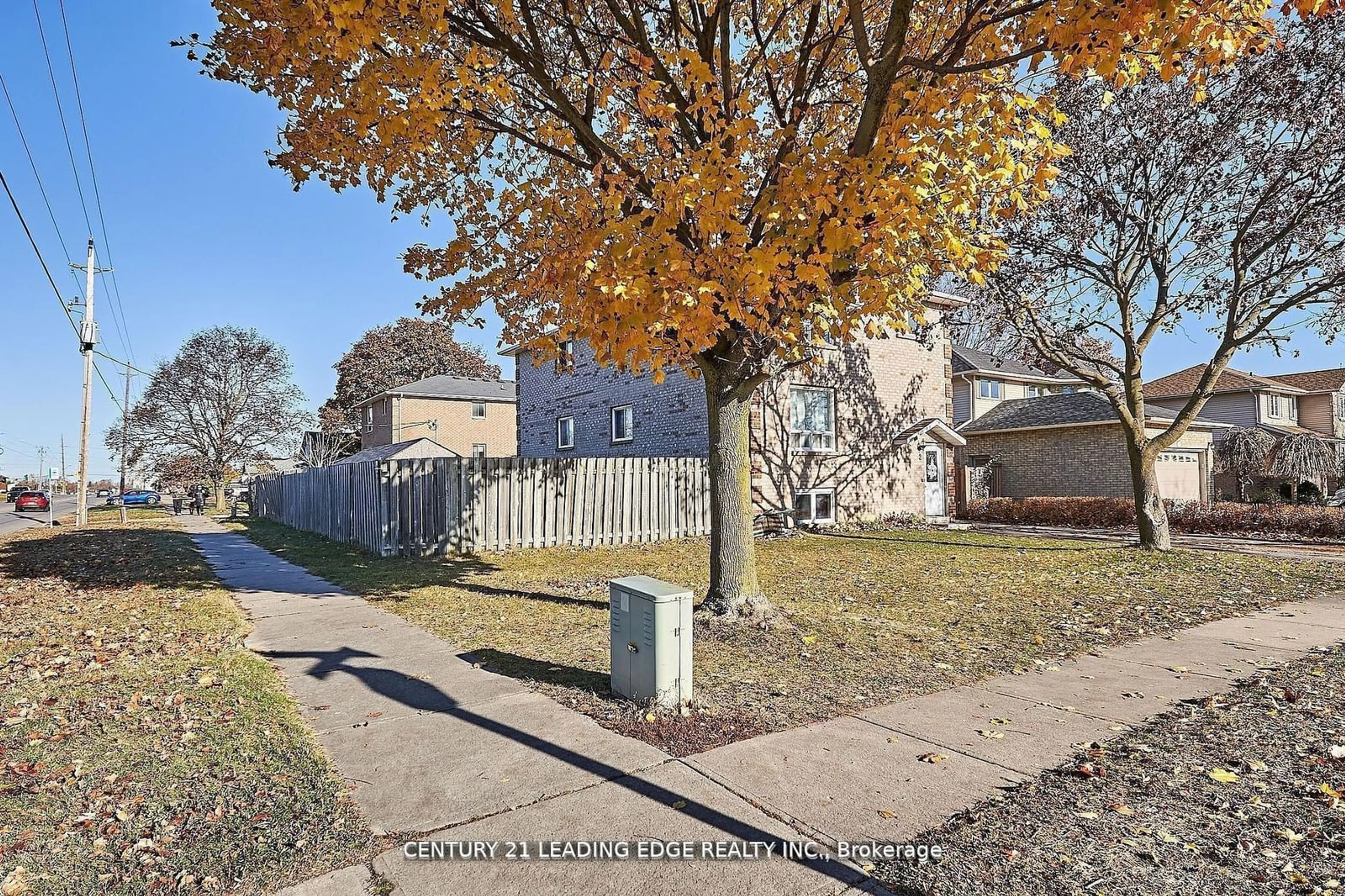 A pic from outside/outdoor area/front of a property/back of a property/a pic from drone, street for 2 Kingsway Gate, Clarington Ontario N8M 3C2