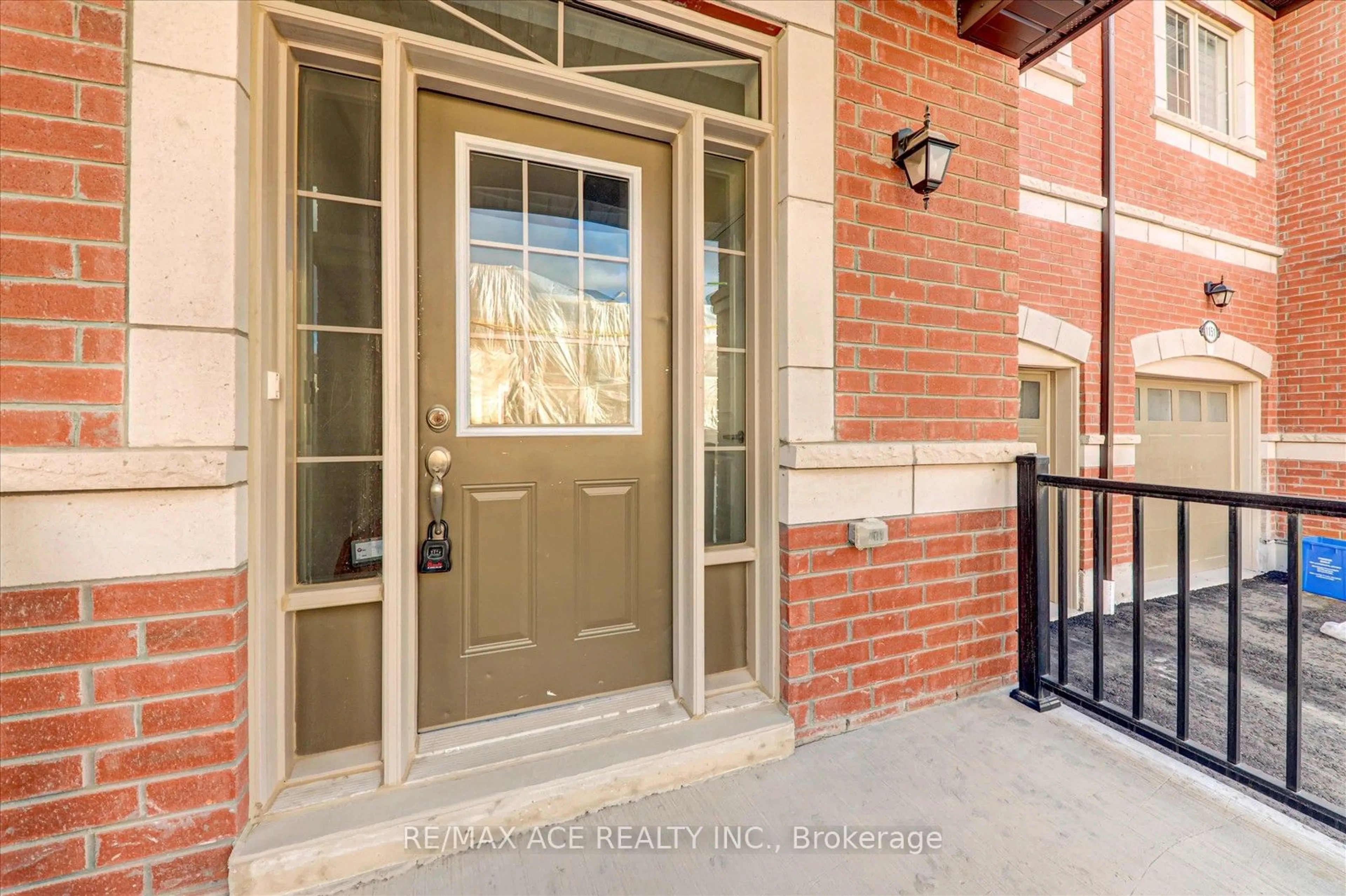 Indoor entryway for 1153 Azalea Ave, Pickering Ontario L1X 0M5