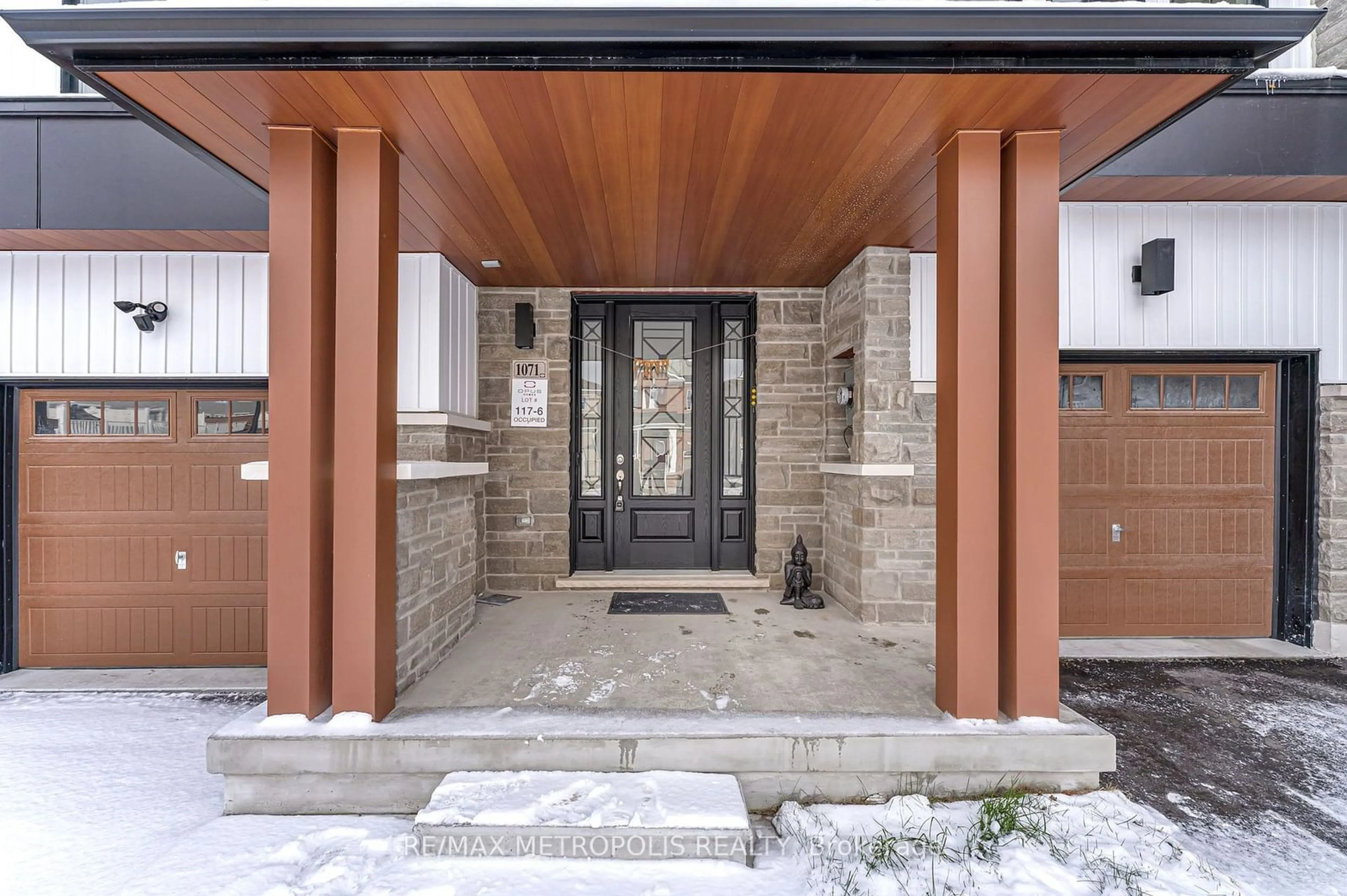 Indoor entryway for 1071 Cameo St, Pickering Ontario L1X 0G2