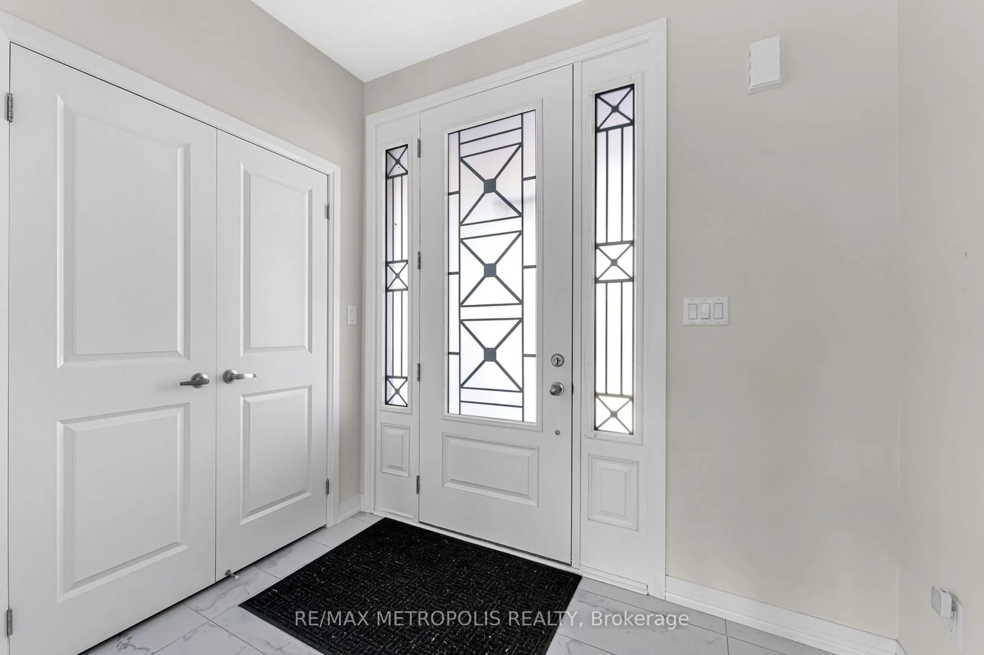 Indoor entryway for 1071 Cameo St, Pickering Ontario L1X 0G2