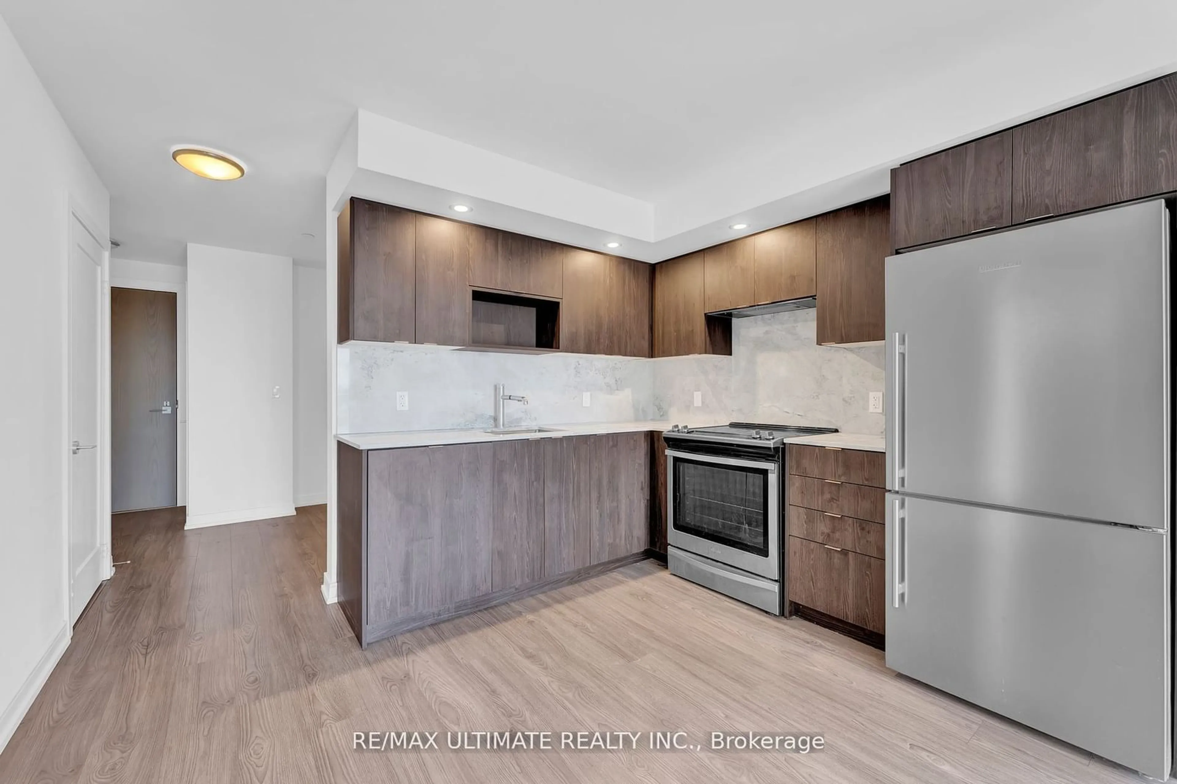 Standard kitchen, wood/laminate floor for 225 Village Green Sq #1006, Toronto Ontario M1S 0N4