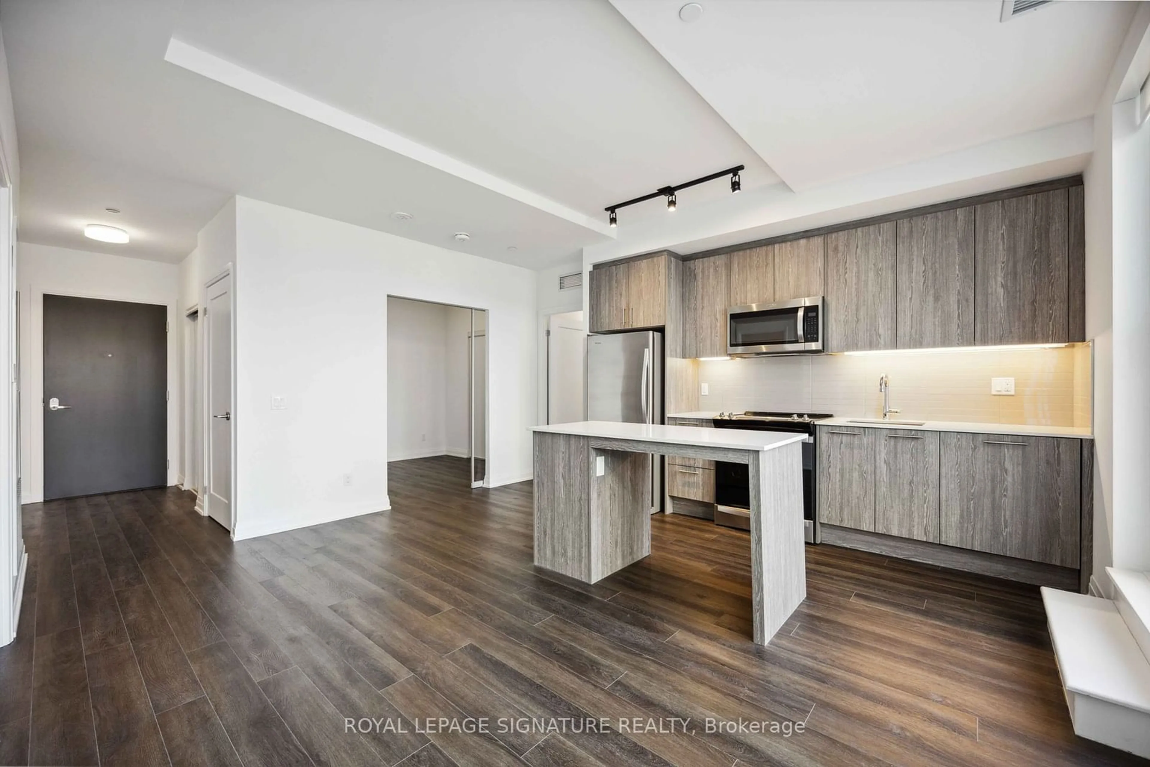 Open concept kitchen, wood/laminate floor for 286 Main St #318, Toronto Ontario M4C 4X5