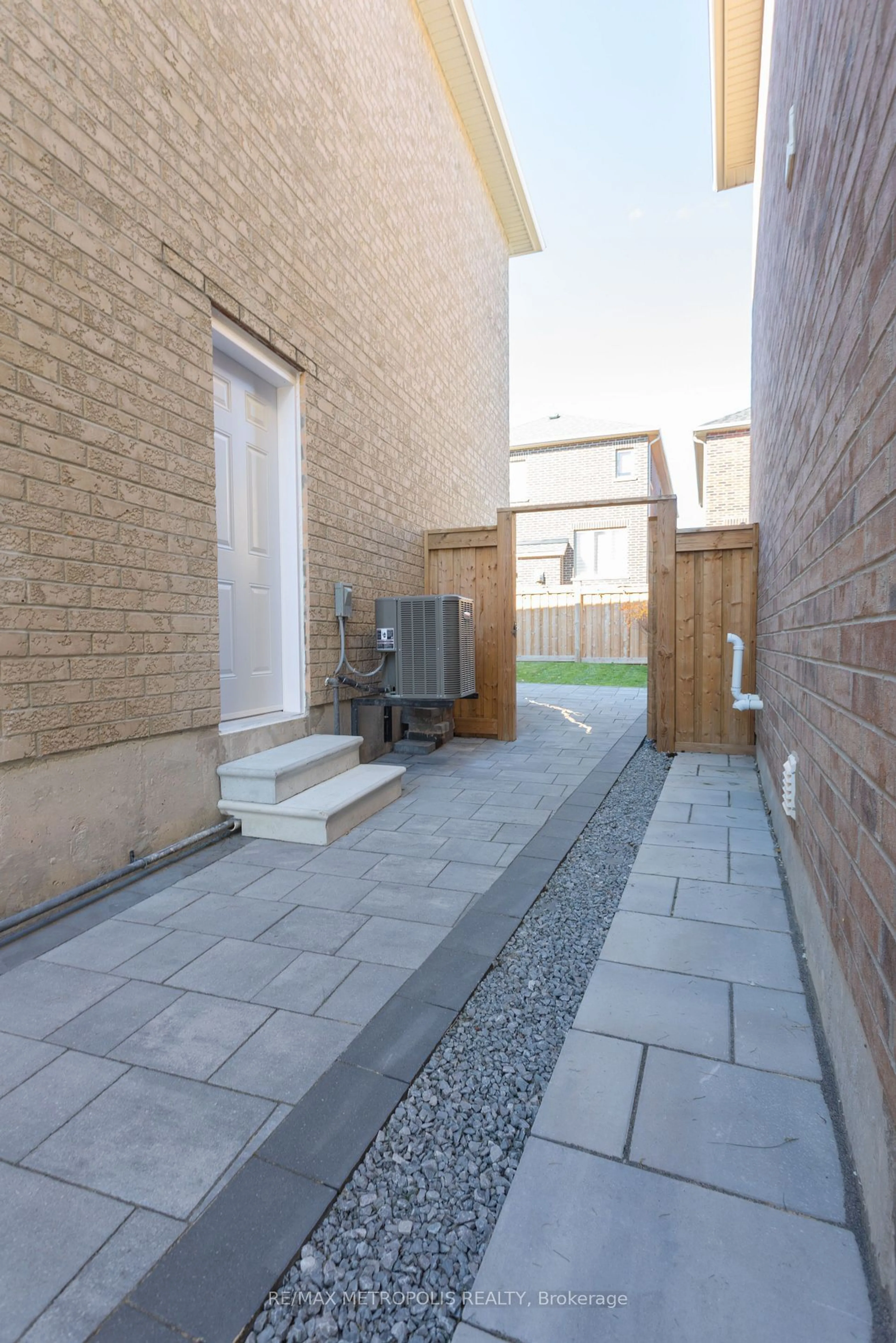 Patio, street for 1084 Orenda St, Pickering Ontario L1X 0G5