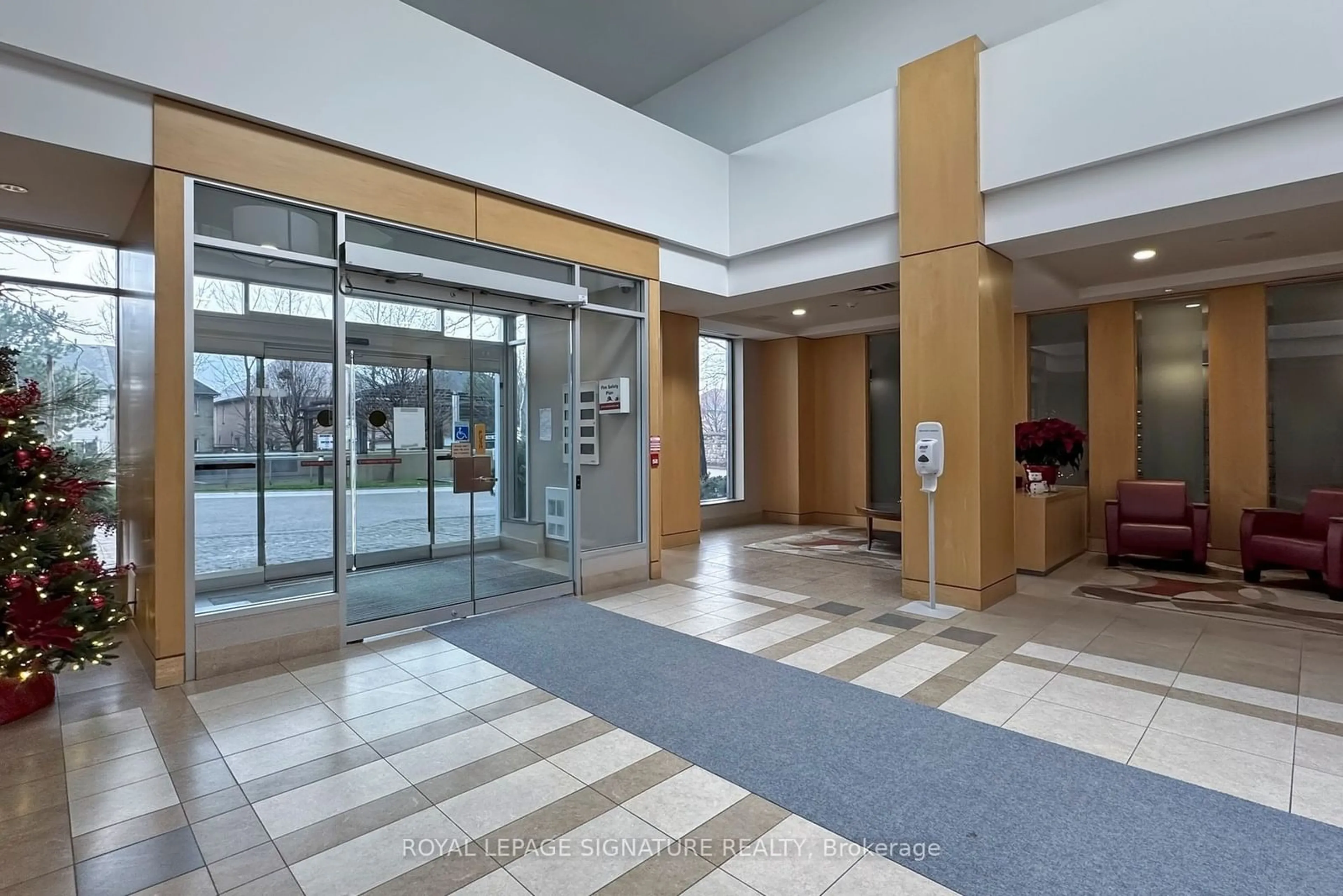 Indoor foyer for 18 Mondeo Dr #1531, Toronto Ontario M1P 5C8