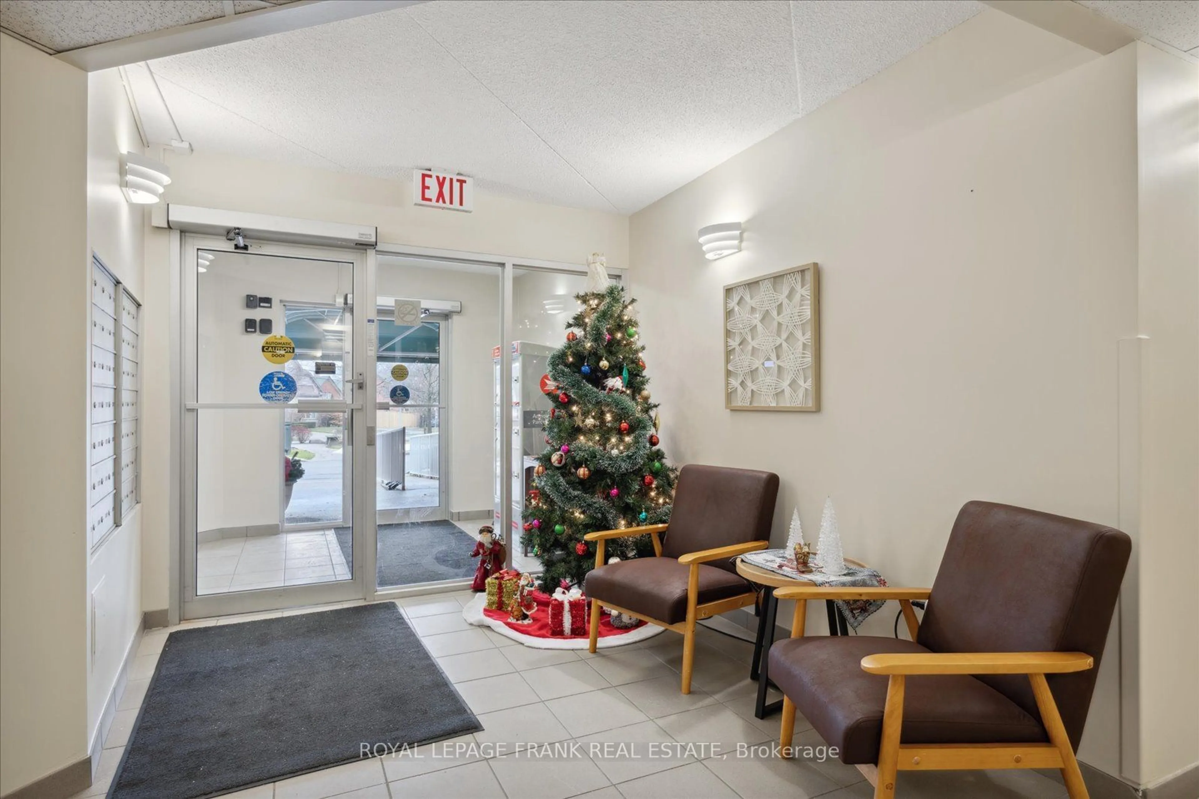 Indoor foyer for 95 Wellington St #114, Clarington Ontario L1C 5A1