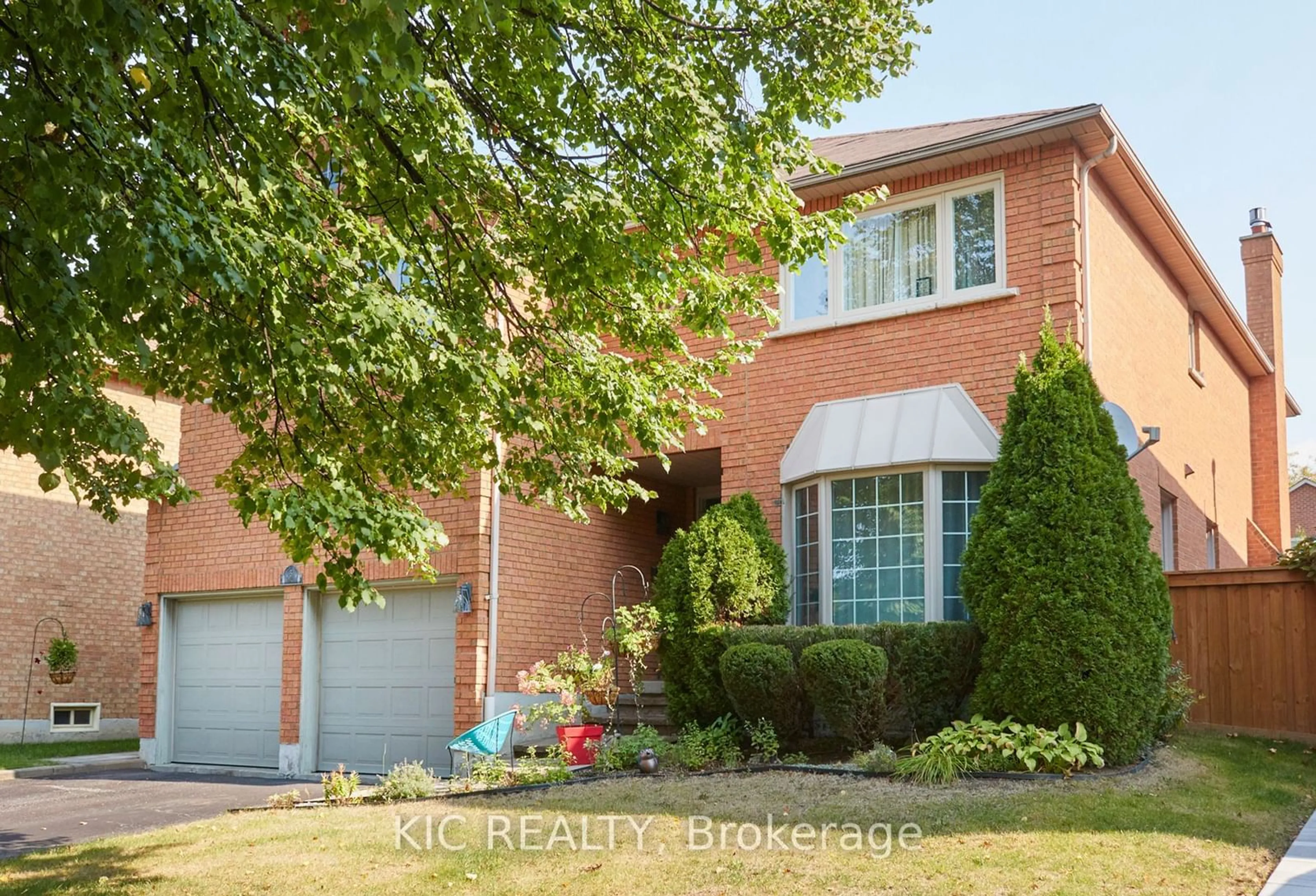 Home with brick exterior material, street for 5 HOYT Crt, Whitby Ontario L1N 8Z3