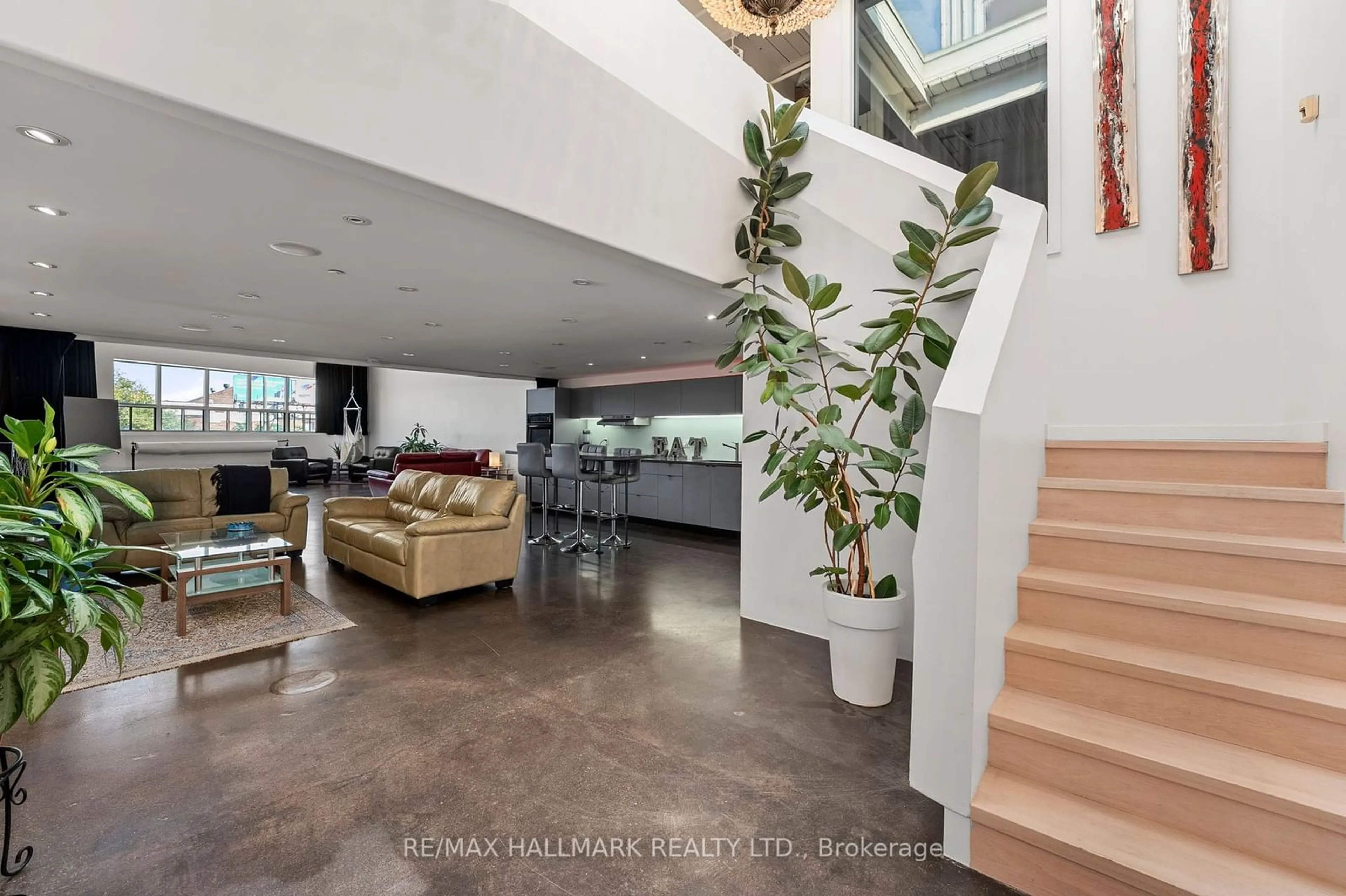 Indoor foyer for 1173 Dundas St #226, Toronto Ontario M4M 3P1