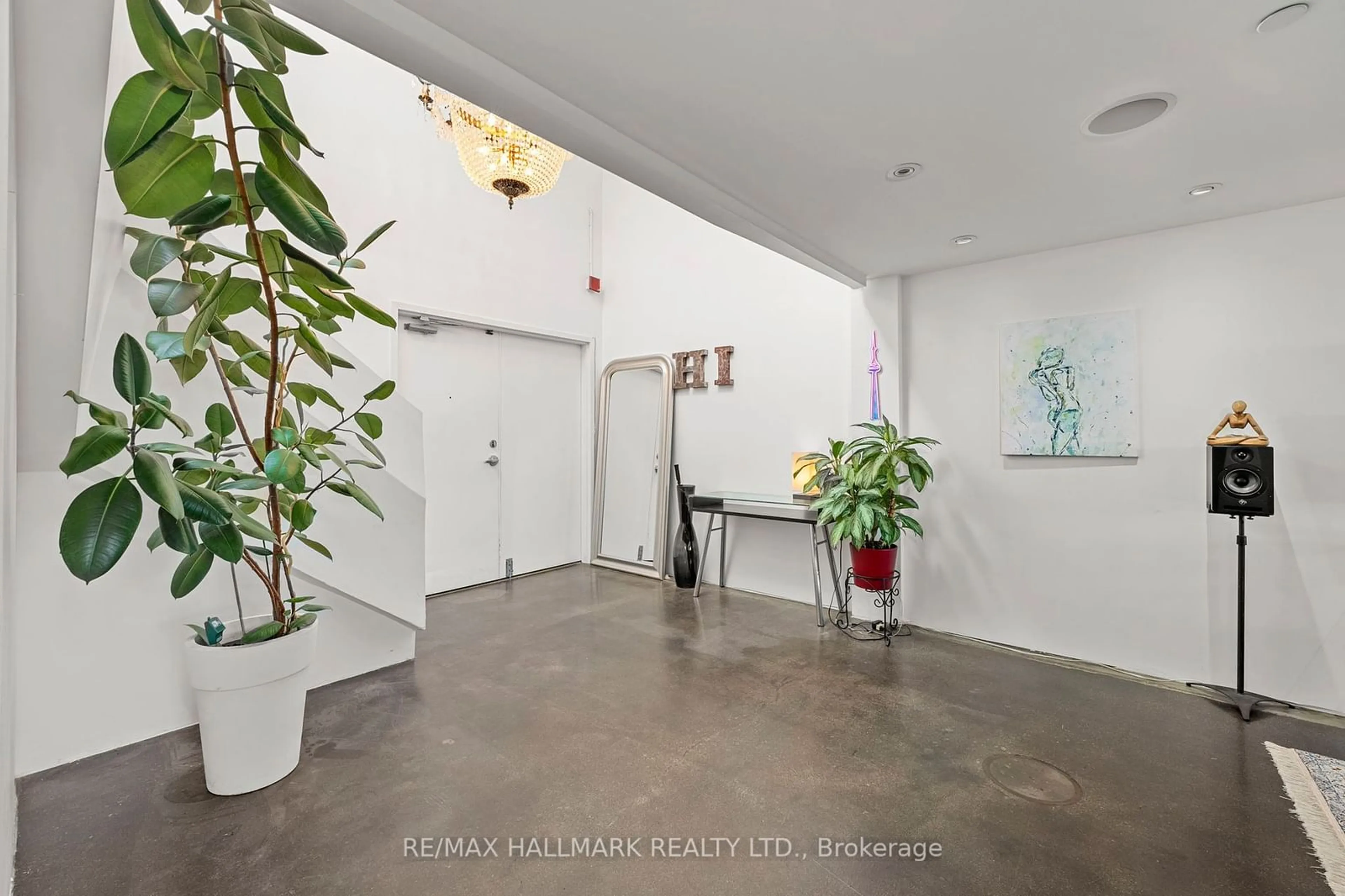 Indoor foyer for 1173 Dundas St #226, Toronto Ontario M4M 3P1