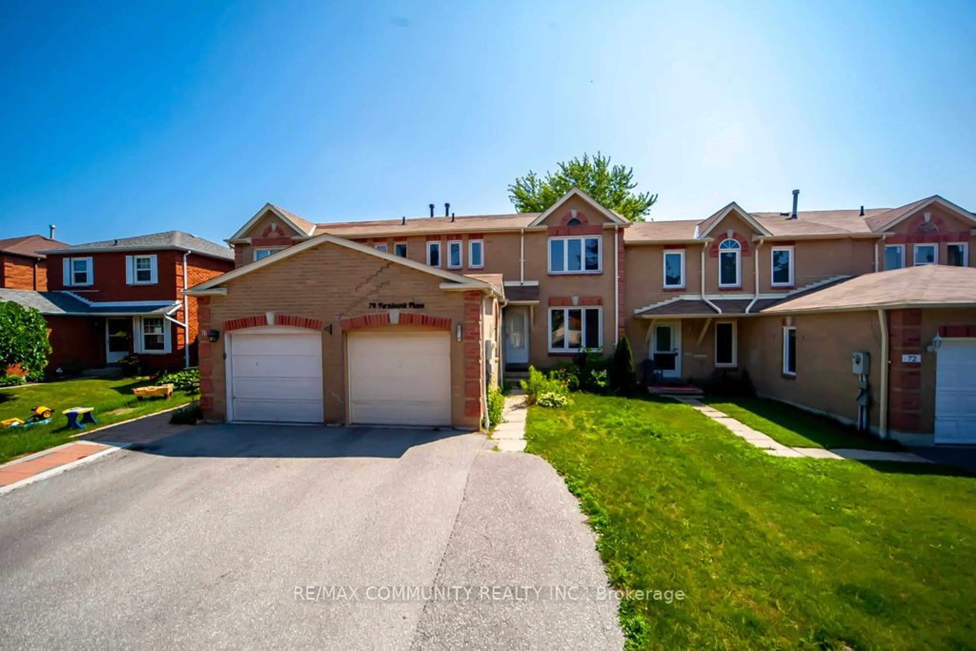 A pic from outside/outdoor area/front of a property/back of a property/a pic from drone, street for 74 Fernbank Pl, Whitby Ontario L1R 1T1