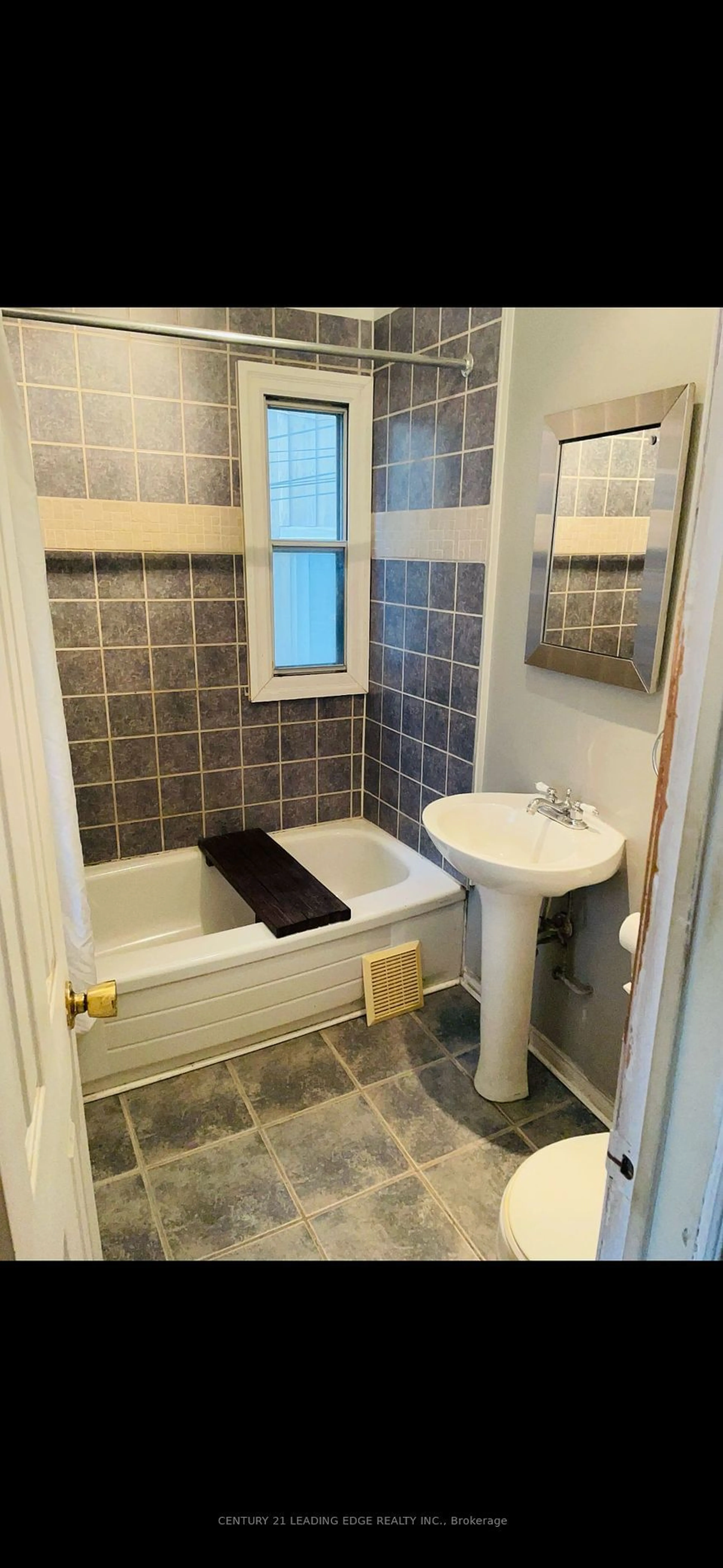 Standard bathroom, ceramic/tile floor for 7 Hunter St, Toronto Ontario M4J 1C1