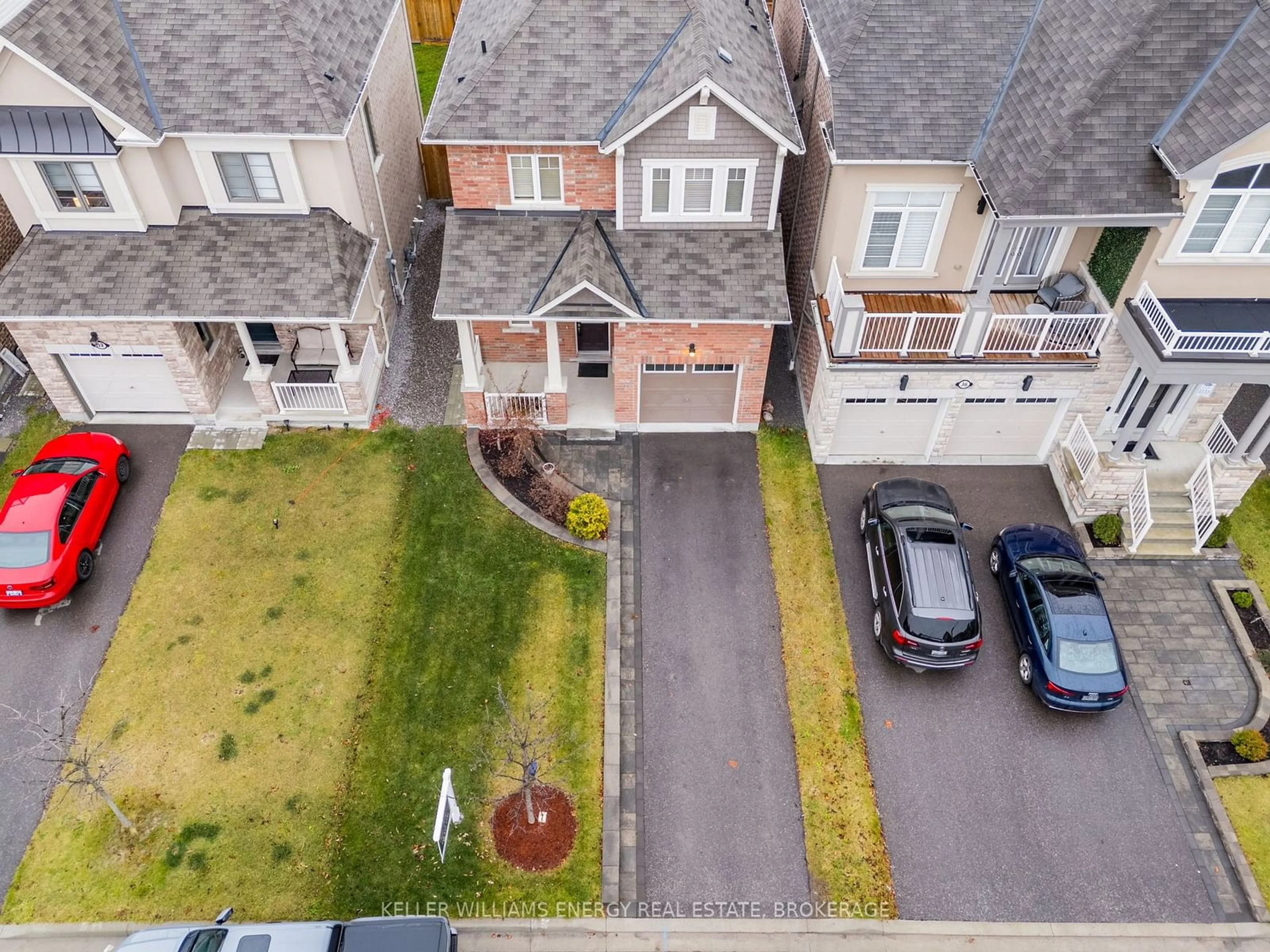 A pic from outside/outdoor area/front of a property/back of a property/a pic from drone, street for 34 Littlebeck Cres, Whitby Ontario L1P 0G4