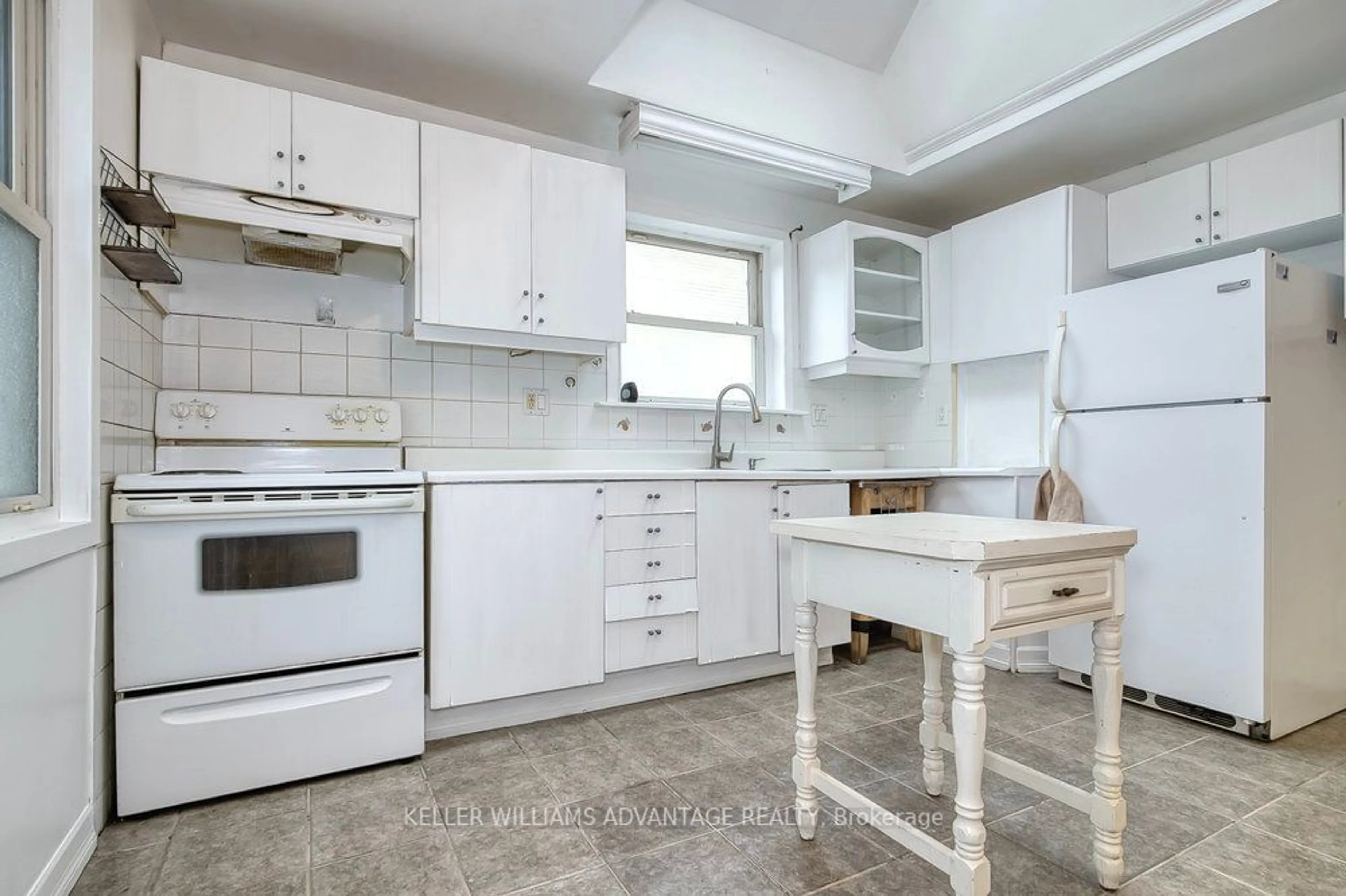 Standard kitchen, unknown for 850 Danforth Rd, Toronto Ontario M1K 1H5