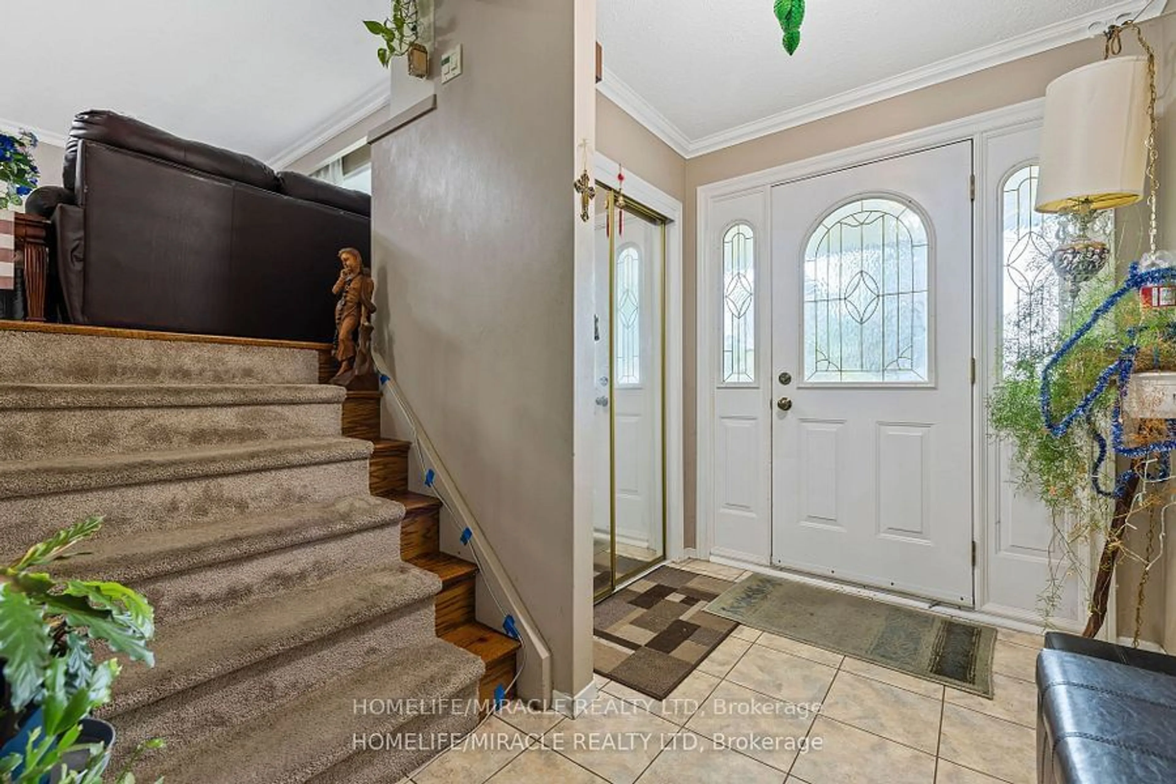 Indoor entryway for 157 Labrador Dr, Oshawa Ontario L1H 7E4