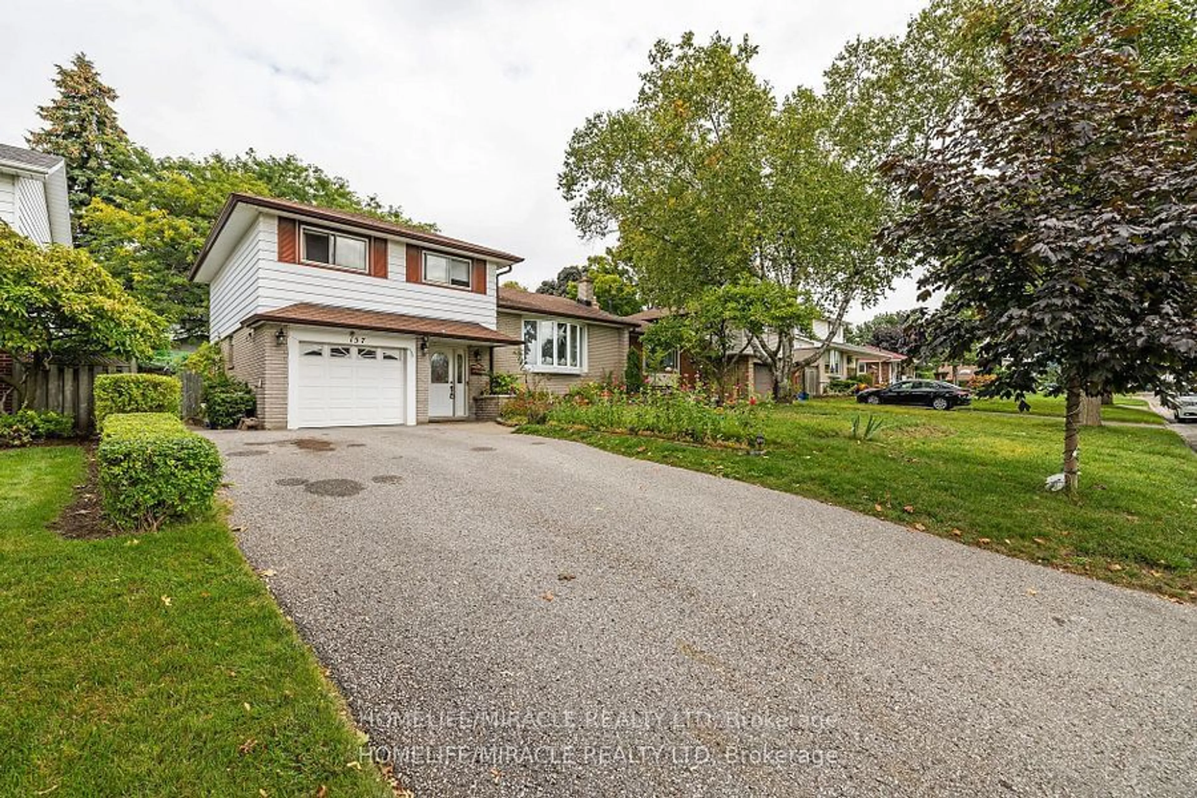 A pic from outside/outdoor area/front of a property/back of a property/a pic from drone, street for 157 Labrador Dr, Oshawa Ontario L1H 7E4