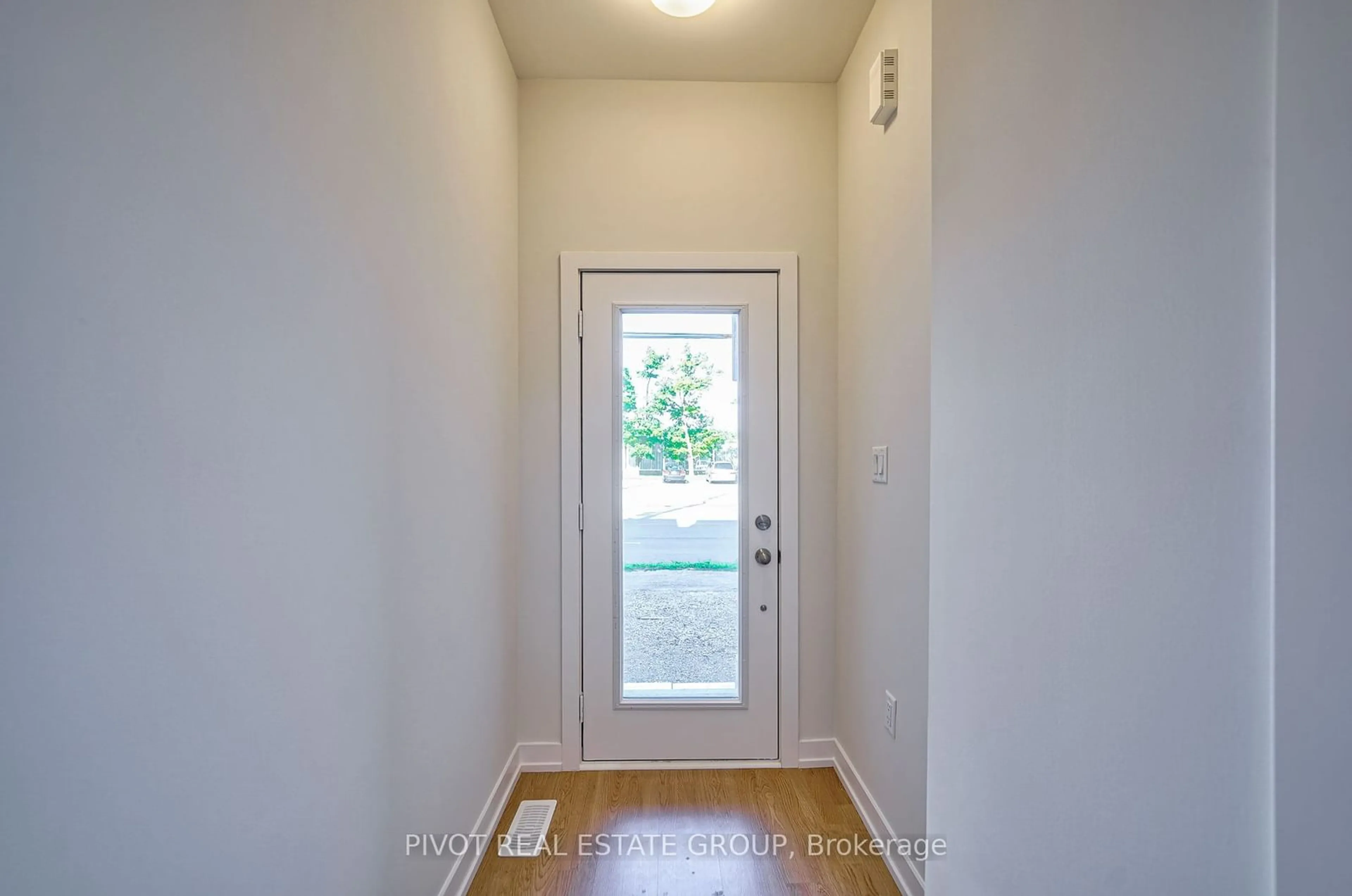 Indoor entryway for 1573 Midland Ave, Toronto Ontario M1P 3C1