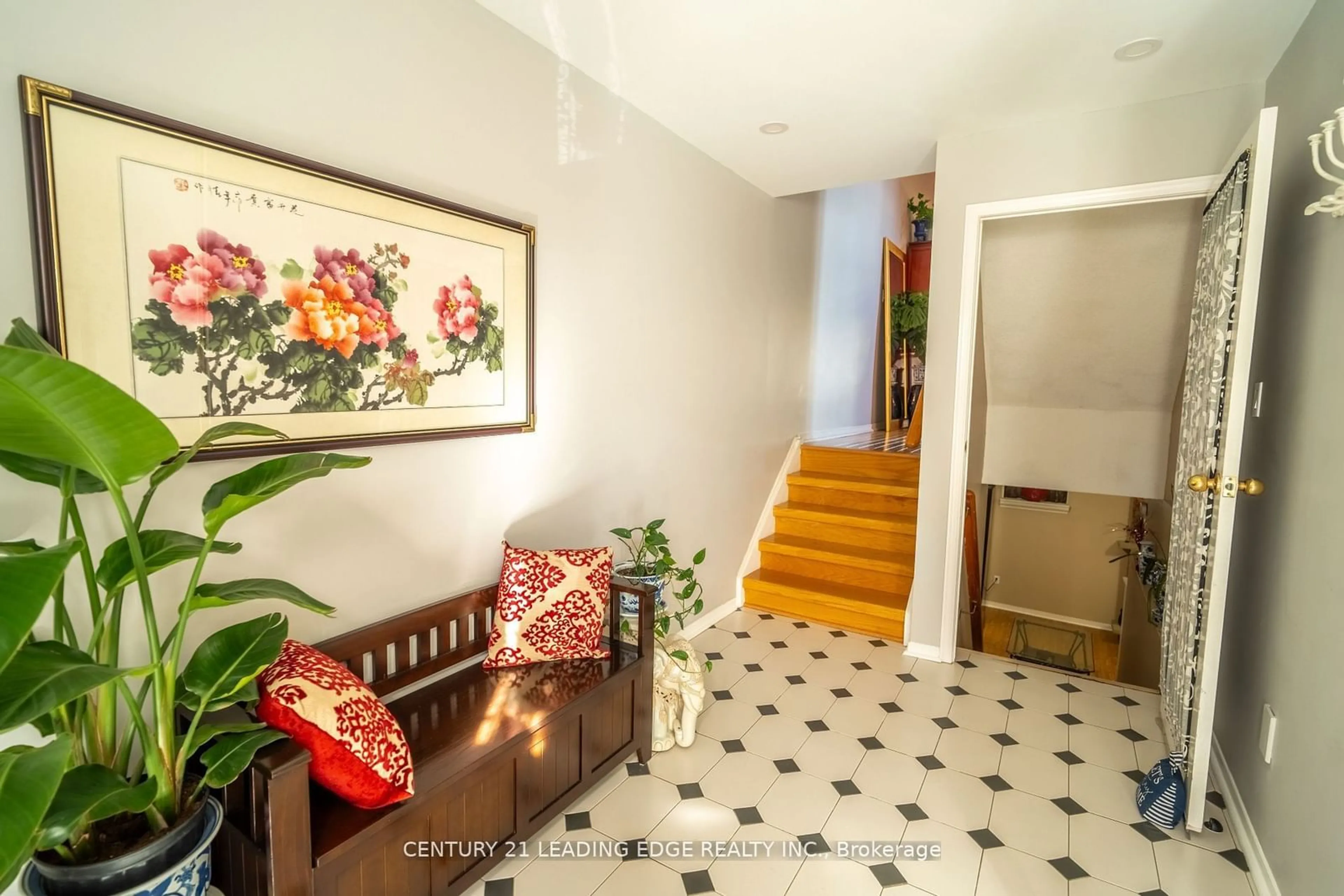 Indoor foyer for 25 Cardwell Ave #21, Toronto Ontario M1S 4Y8