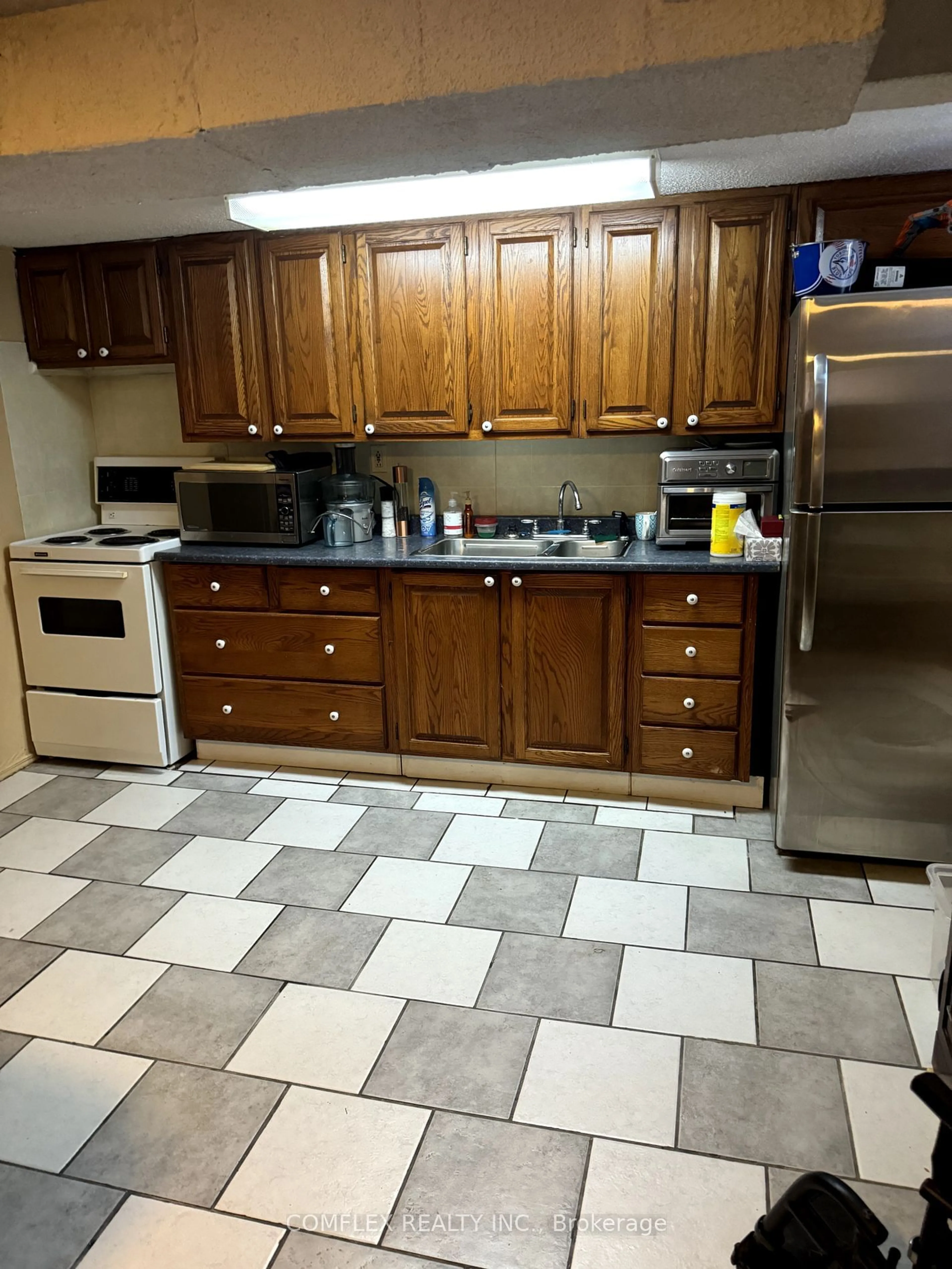 Standard kitchen, unknown for 309 Rossland Rd, Whitby Ontario L1N 3H8