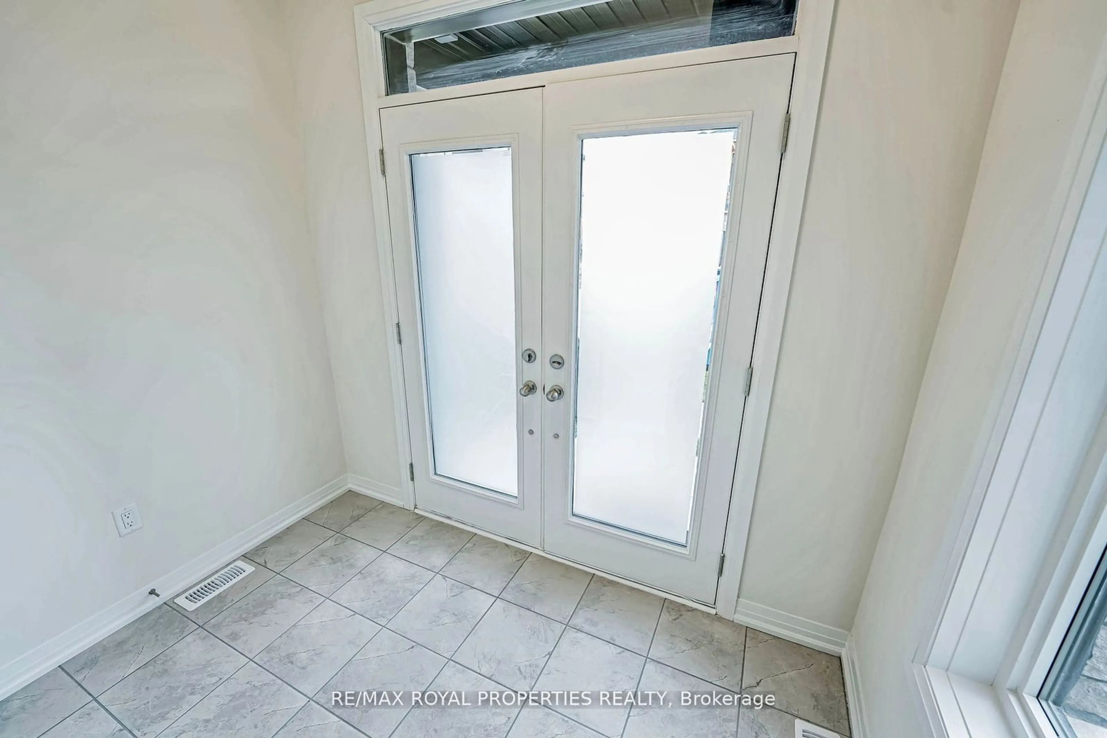 Indoor entryway for 2982 Seagrass St, Pickering Ontario L0H 1J0